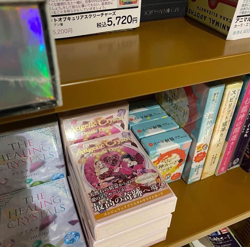 miminekoさんのインスタグラム写真 - (miminekoInstagram)「. 池袋に用事があり、「そうだ、この辺には大きい本屋さんが沢山あったなぁ」と思い出して行ってみたら、私の「Angelic Crystal Oracle Cards」が並んでいました〜🌈 嬉しいです☺️ ⁡ それにしても、池袋は本屋さん激戦区なんですね！すごく大きい本屋さんが3軒くらいあって、このご時世に凄いです。 お客様も沢山入っていました。 やっぱり本って、実際に手に取ってパラパラ見るのが楽しいですよね。 昔から本屋さん大好きです。 ⁡ 池袋はデパートも大きくて迷子になりそうになりました（笑） 人も多くて、活気に満ち溢れていました✨ ⁡ 視聴者様からも「miminekoさんのオラクルカード、本屋さんで売られていましたよ〜」とお写真を頂きました❤️ ありがとうございます！ ⁡ ⁡ 2枚目…池袋三省堂様 3枚目…池袋ジュンク堂様 4枚目…池袋旭屋書店様 5枚目…丸善丸の内本店様 6枚目…立川ジュンク堂様 ⁡ ⁡ 💎パワーストーンオラクルカード 「Angelic Crystal Oracle Cards」 ANGELICAサイト、Amazon、全国の書店でも好評発売中です!」11月15日 12時26分 - mimineko_neko