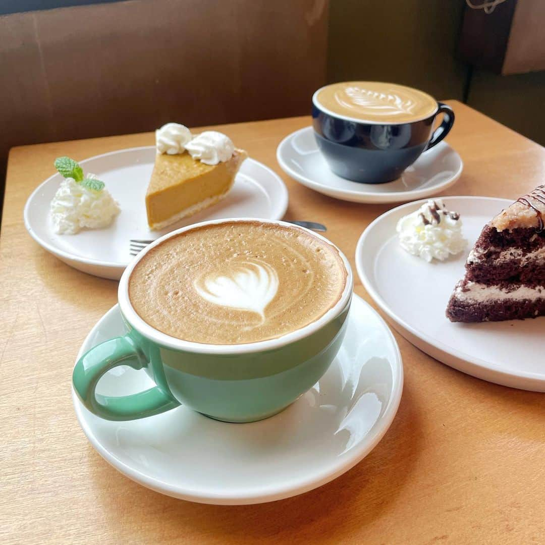 りなぴよのインスタグラム：「☕️  カフェのゆったり時間が最高〜〜🥰  ・」