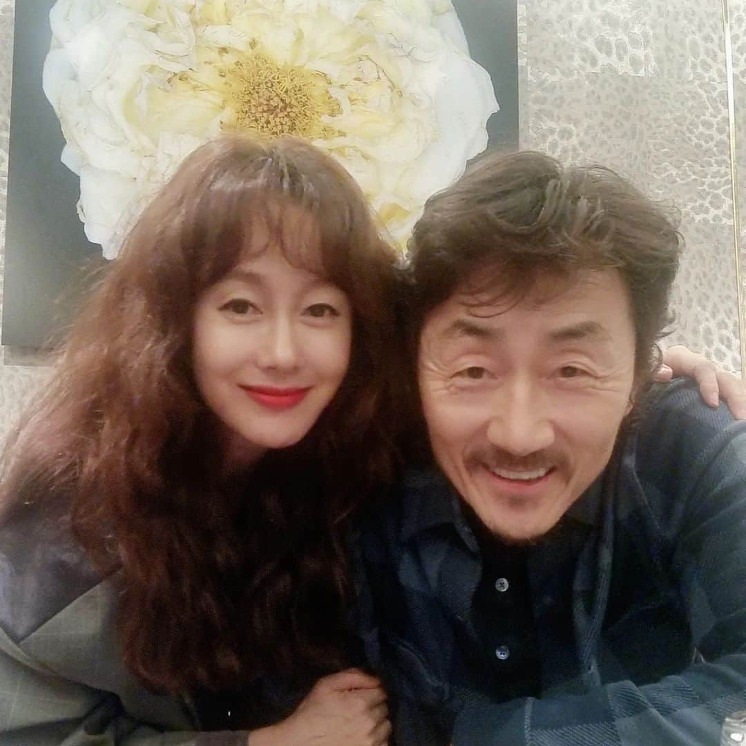 キム・ジスさんのインスタグラム写真 - (キム・ジスInstagram)「김지수 연기 오래보자.이건 오빠 명령.이말에 나 울컥했다우 오빠..😭 오빠야말로 건강 또 건강하셔서 오래 오래 오빠 연기 보게해줘~!  좋은 작품에서 언젠가 꼭 다시 만나길 늘 소망하며..🙏 한작품도 아니고 세작품이나 한 사이.🙊 선물해준 귀한 책들도 감사히 열심히 읽을께~💜  #허준호배우」11月15日 12時32分 - soo146