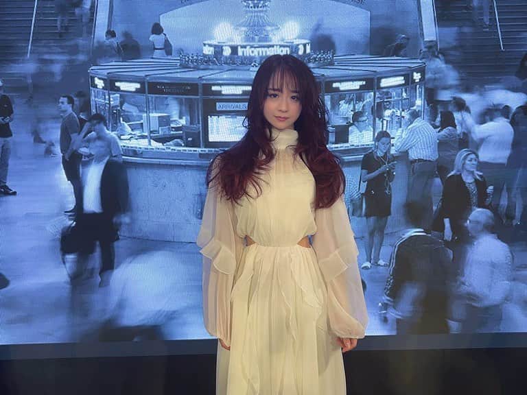 のインスタグラム：「新宿丸井のシアターマーキュリーにて行われたニューヨークドライカットのヘアショーに出演してきました。 奇抜な髪型と髪色と奇抜なメイクと奇抜な衣装のモデルさんが沢山いらっしゃいましたが、私はだいぶナチュラルでした笑 しばらく毛先赤いです🩸」