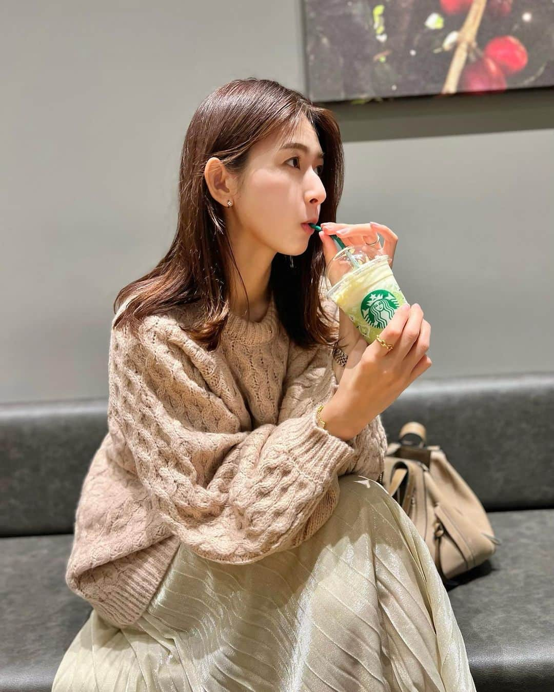 井上麻衣さんのインスタグラム写真 - (井上麻衣Instagram)「最近急に寒くなってきたよね🥺 大好きなニットデビュー💕  このオーバーサイズがたまらなく可愛い🙌 一枚で華やかになるプリーツスカートとの相性がよかったよ✨  knit,skirt @ranan_official 【11/30までのクーポン】があるから是非使ってね🌿 ⇒ IR062  . . . . #pr#ranan#ラナ #rananstyle#30代コーデ #ママコーデ#4児の母#4児のママ#冬コーデ#ニットコーデ #カフェ#スタバ#休日#カフェコーデ」11月15日 12時35分 - mai_inoue