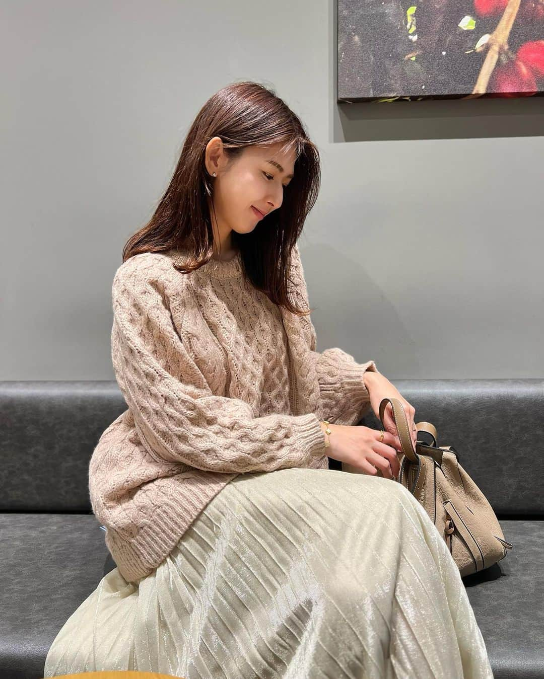 井上麻衣さんのインスタグラム写真 - (井上麻衣Instagram)「最近急に寒くなってきたよね🥺 大好きなニットデビュー💕  このオーバーサイズがたまらなく可愛い🙌 一枚で華やかになるプリーツスカートとの相性がよかったよ✨  knit,skirt @ranan_official 【11/30までのクーポン】があるから是非使ってね🌿 ⇒ IR062  . . . . #pr#ranan#ラナ #rananstyle#30代コーデ #ママコーデ#4児の母#4児のママ#冬コーデ#ニットコーデ #カフェ#スタバ#休日#カフェコーデ」11月15日 12時35分 - mai_inoue