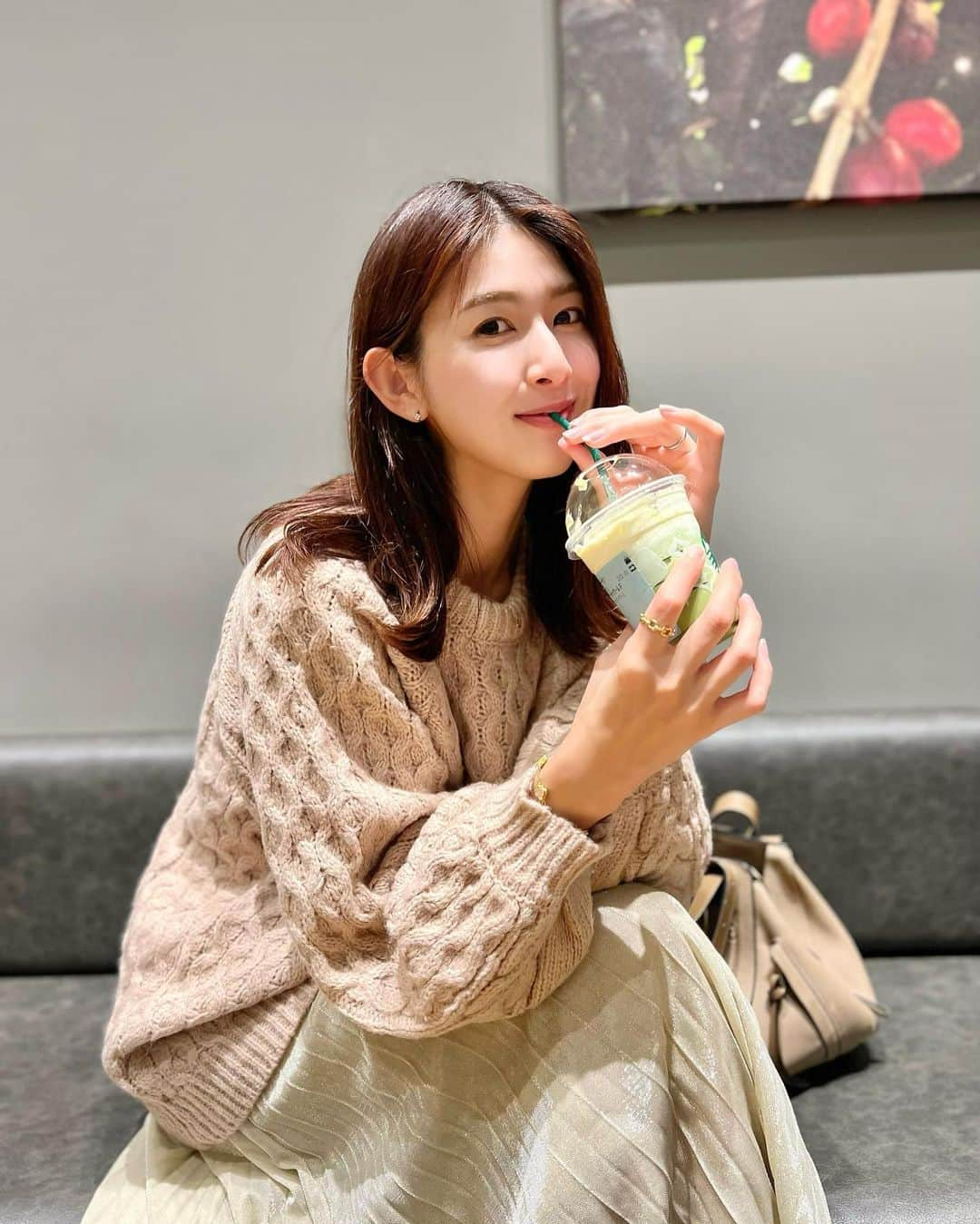 井上麻衣のインスタグラム：「最近急に寒くなってきたよね🥺 大好きなニットデビュー💕  このオーバーサイズがたまらなく可愛い🙌 一枚で華やかになるプリーツスカートとの相性がよかったよ✨  knit,skirt @ranan_official 【11/30までのクーポン】があるから是非使ってね🌿 ⇒ IR062  . . . . #pr#ranan#ラナ #rananstyle#30代コーデ #ママコーデ#4児の母#4児のママ#冬コーデ#ニットコーデ #カフェ#スタバ#休日#カフェコーデ」