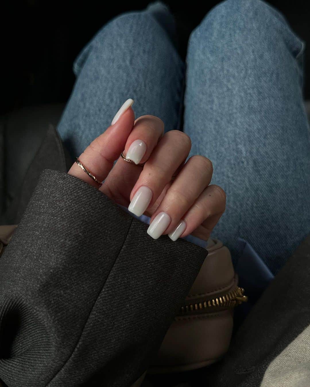 三條場夏海さんのインスタグラム写真 - (三條場夏海Instagram)「. new nail  前回は自爪が足りなくてスクエア出来ず やっぱりスクエアが出来るだけでテンション上がる事を再確認しました🤍  透明感のあるちゅるんホワイトが冬っぽくてきゅん。  #nail」11月15日 12時45分 - natsumi_sanjouba