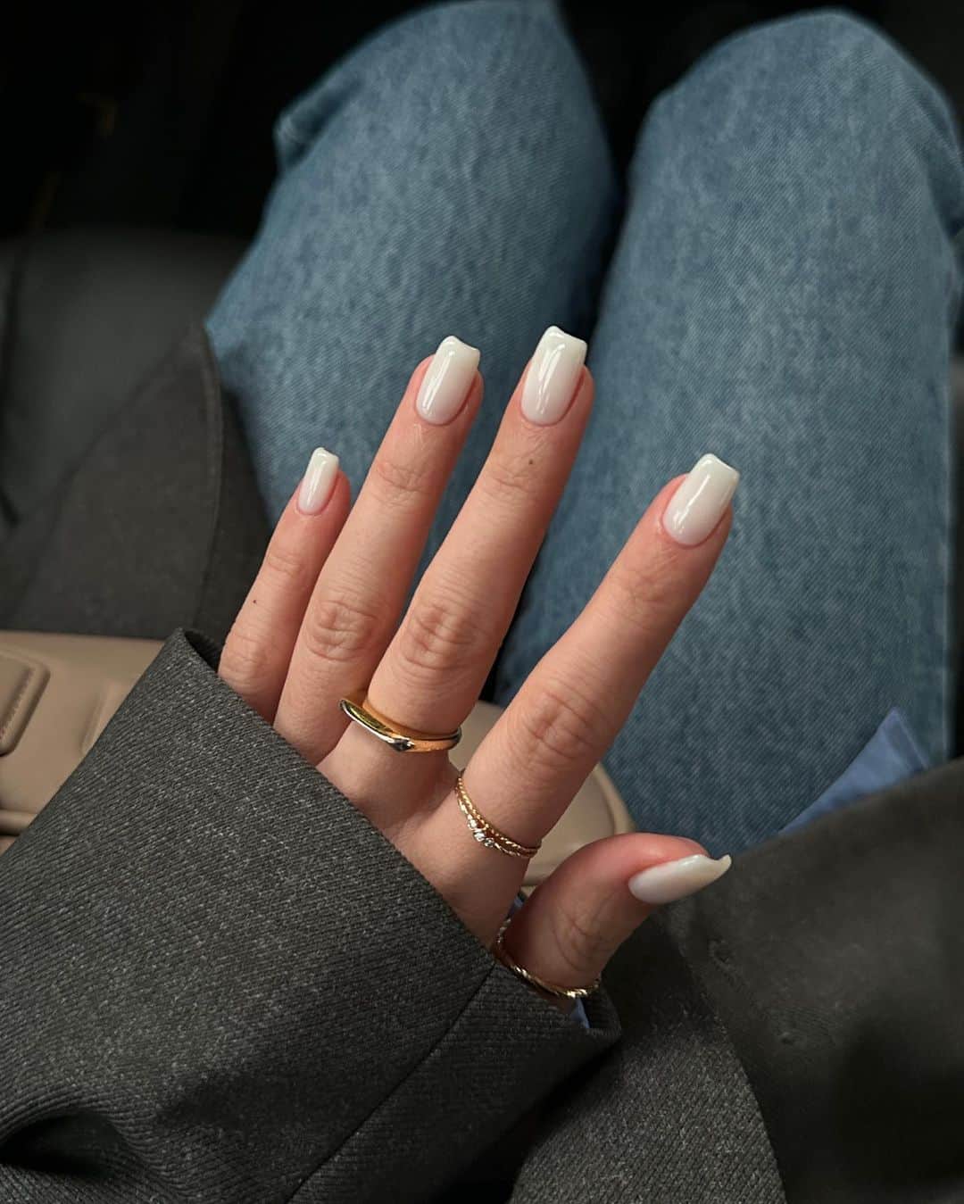 三條場夏海のインスタグラム：「. new nail  前回は自爪が足りなくてスクエア出来ず やっぱりスクエアが出来るだけでテンション上がる事を再確認しました🤍  透明感のあるちゅるんホワイトが冬っぽくてきゅん。  #nail」