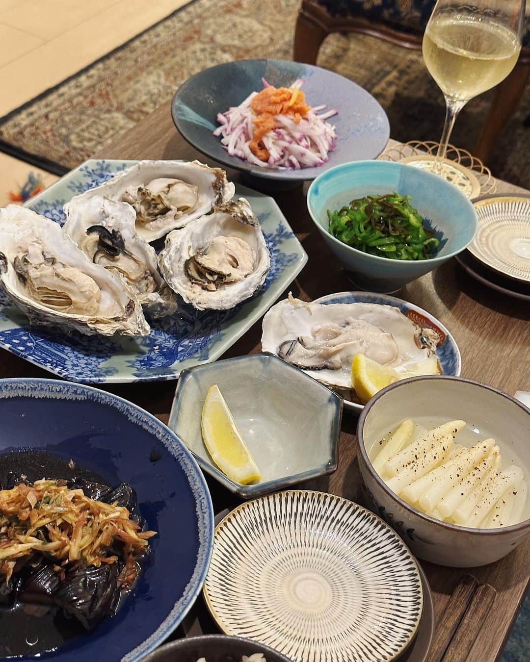 上原歩さんのインスタグラム写真 - (上原歩Instagram)「* 北海道から送ってもらった牡蠣🦪をメインに山で買ったお野菜や冷蔵庫にあったお野菜でお夕飯。  初めて殻を剥いた牡蠣はナイフを隙間にいれるときゅゅーっと締め付けてきてナイフが動かない！強いんです、牡蠣😳お魚よりわかりにくい貝類の"生きている”を改めて感じながら牡蠣の殻を剥きました。  そして剥きながらキッチンで新鮮な生牡蠣を食べました🤤これ料理するひとの醍醐味。美味しすぎて稲妻走った。 半分は蒸して。最幸贅沢なお夕飯でした。妹ありがとう🩷  見てたらまた生牡蠣食べたくなってきた😮‍💨  ・ ______________________________________________   #love #life #loveislove #cooking  #hokkaido #牡蠣 #おうちごはん」11月15日 12時42分 - ayumiuehara