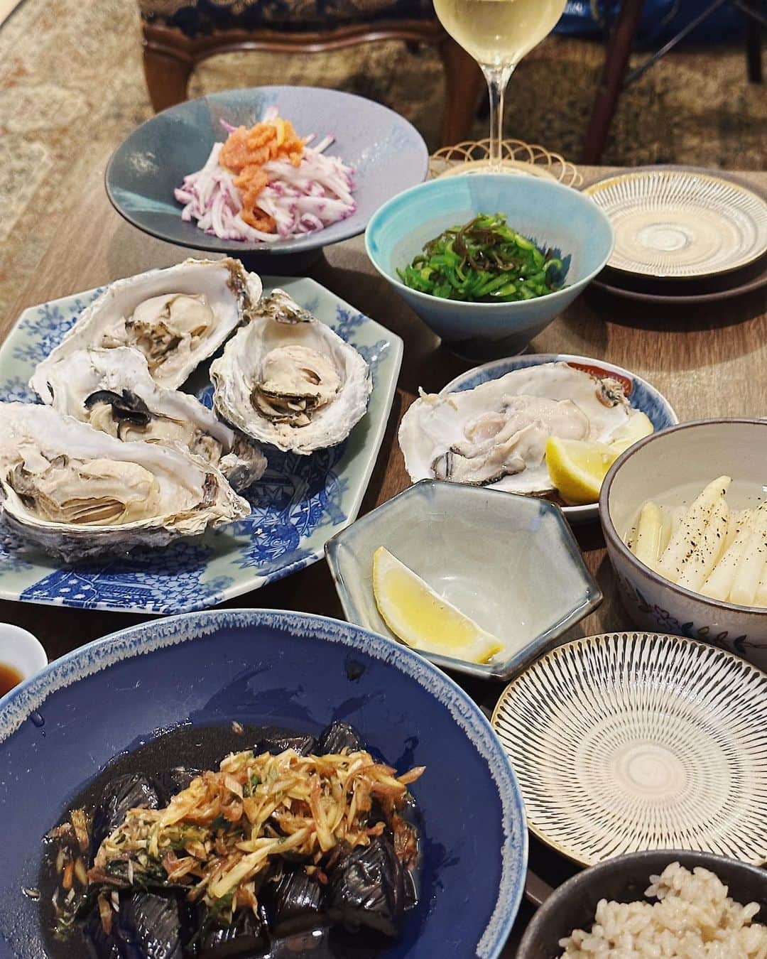 上原歩のインスタグラム：「* 北海道から送ってもらった牡蠣🦪をメインに山で買ったお野菜や冷蔵庫にあったお野菜でお夕飯。  初めて殻を剥いた牡蠣はナイフを隙間にいれるときゅゅーっと締め付けてきてナイフが動かない！強いんです、牡蠣😳お魚よりわかりにくい貝類の"生きている”を改めて感じながら牡蠣の殻を剥きました。  そして剥きながらキッチンで新鮮な生牡蠣を食べました🤤これ料理するひとの醍醐味。美味しすぎて稲妻走った。 半分は蒸して。最幸贅沢なお夕飯でした。妹ありがとう🩷  見てたらまた生牡蠣食べたくなってきた😮‍💨  ・ ______________________________________________   #love #life #loveislove #cooking  #hokkaido #牡蠣 #おうちごはん」