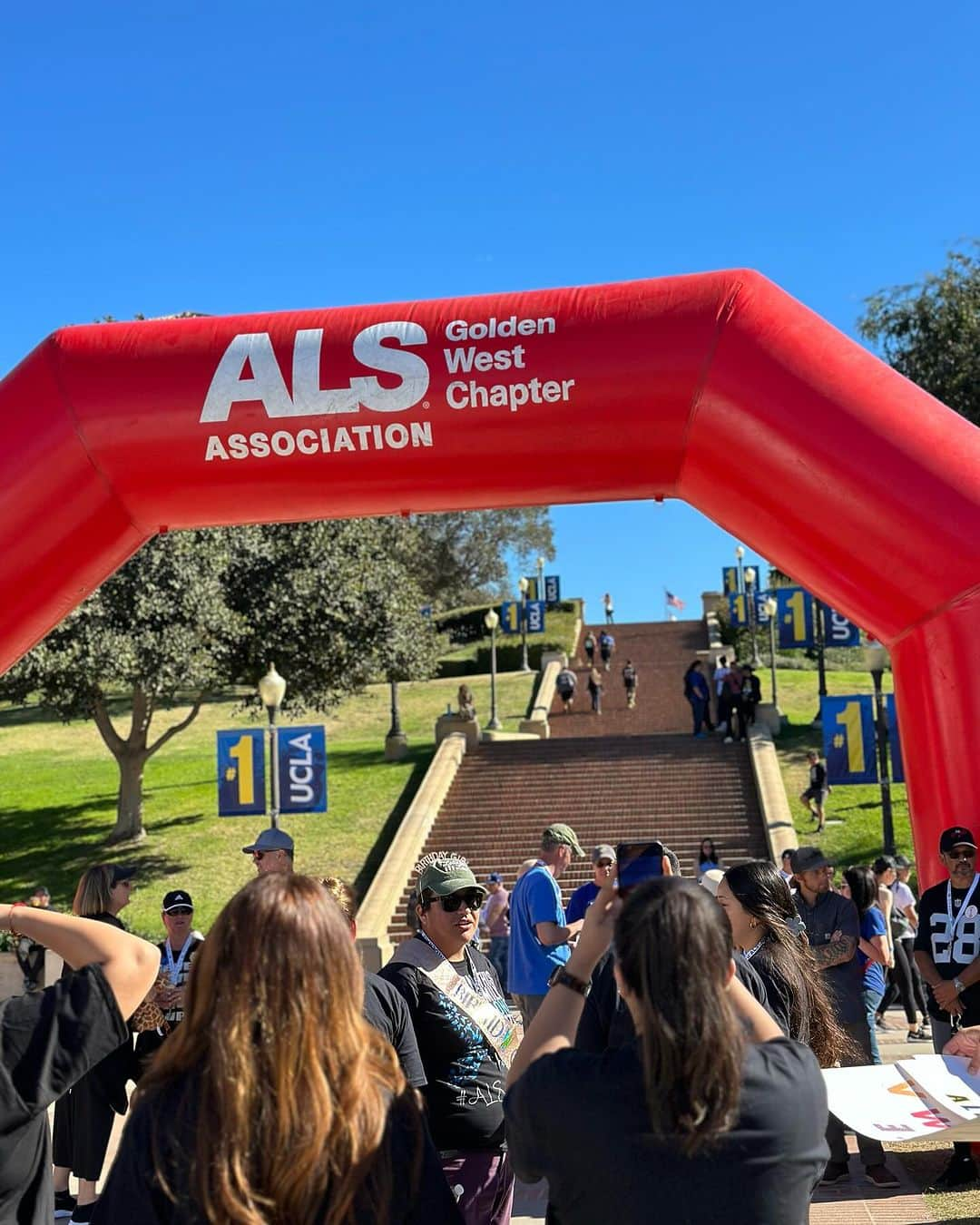 アダム・シャピロさんのインスタグラム写真 - (アダム・シャピロInstagram)「What an incredible experience getting to walk alongside my great friend @mr_kenneth_mitchell at the LA Walk to Defeat ALS on Sunday. And you know Kenny brought the house down with a rousing, hilarious, all-heart speech (of course done in his Yoda voice). Thanks to #TeamKenny for showing up and raising so much money for this cause. #YNWA #youllneverwalkalone」11月15日 12時44分 - shappyshaps