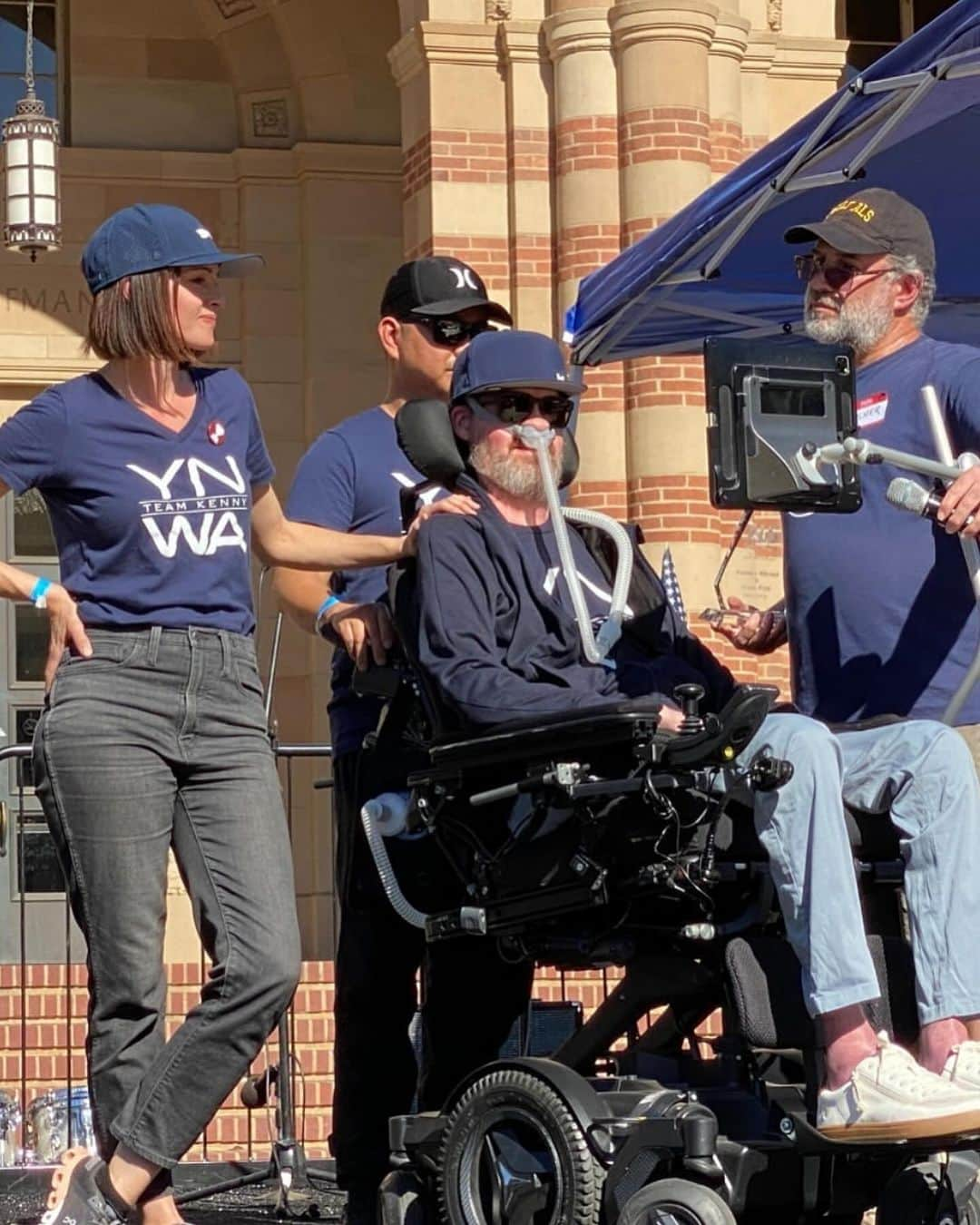 アダム・シャピロさんのインスタグラム写真 - (アダム・シャピロInstagram)「What an incredible experience getting to walk alongside my great friend @mr_kenneth_mitchell at the LA Walk to Defeat ALS on Sunday. And you know Kenny brought the house down with a rousing, hilarious, all-heart speech (of course done in his Yoda voice). Thanks to #TeamKenny for showing up and raising so much money for this cause. #YNWA #youllneverwalkalone」11月15日 12時44分 - shappyshaps