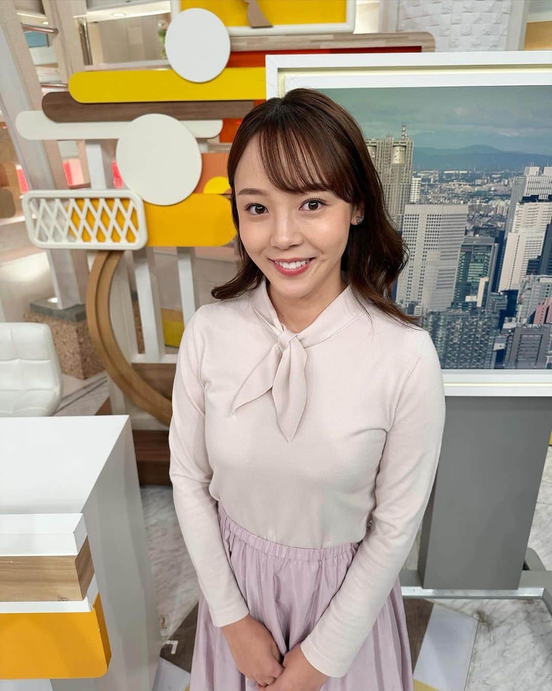 のインスタグラム：「明日から週後半！ 頑張って行きましょう🥳  11月13日(月) トップス @tocca_japan ジャンパースカート @anysis_official @ow_pressroom アクセサリー @stellarhollywood  11月14日(火) トップス @tocca_japan @ow_pressroom スカート @nobufashionjp アクセサリー @stellarhollywood  11月15日(水) ニット、スカート @anysis_official アクセサリー @stellarhollywood」