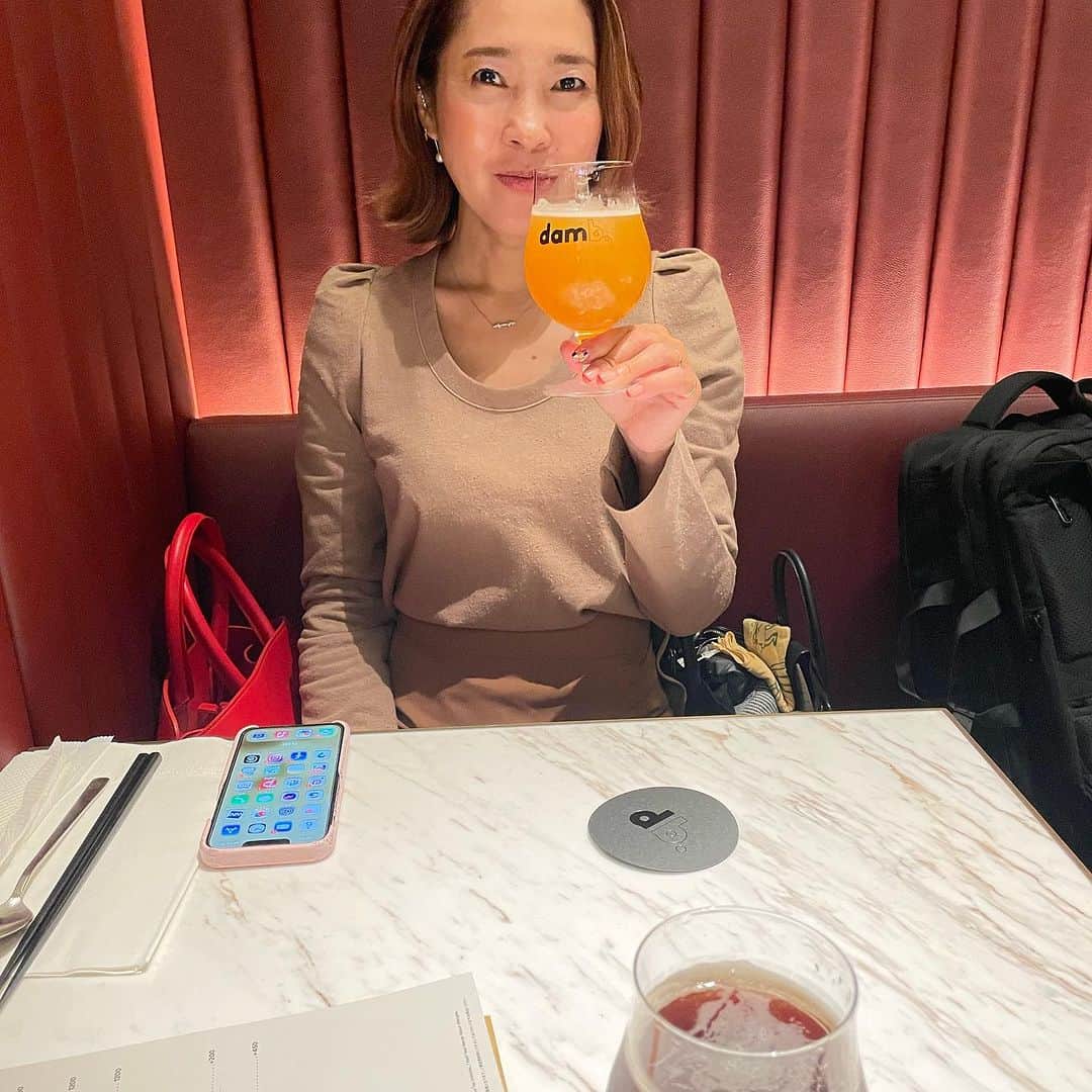 吉村民さんのインスタグラム写真 - (吉村民Instagram)「ラジオ日本SWEET!! 月曜日は、 「時間を有意義に使おう！」を合言葉に、週末を楽しむための情報をお届けしています。  11月・月曜日の「今週週末何しよう？」は、「秋の味覚と楽しむビール4選」と題して、この時期に旬を迎える食材によく合うビールを   ビアジャーナリストの五十嵐糸さんに 教えていただいています🍺 @beeregoist     1週目は栗🌰 2周目はさつまいも🍠と、 秋らしいビールをご紹介いただきました。  いとちゃんに出逢って、私の中でのビールのイメージはガラリと変わりました。  日本で売られているビアスタイルの種類は、ほぼ1種類が締めているのですが、 世界には180種類を超えるビアスタイルがあると教えてもい、 「え？！人生損しちゃってるじゃん！」と焦った私！w  確かに、ベルギーのビールを飲むと、 「すごく美味しい」と思ってた！という、理由が初めてわかりました。  そこからは、いと先生の指示の元 オススメビールをいただくと、 美味しいクラフトビールに出逢う、出逢う！ 「これは楽しい🎵」となった訳です。  放送は11月の毎週月曜日11時05分頃からです。  聴いてくださいね🍺  #ラジオ #ビール #クラフトビール #🍺  #秋 #秋の味覚」11月15日 13時02分 - yoshimuratami