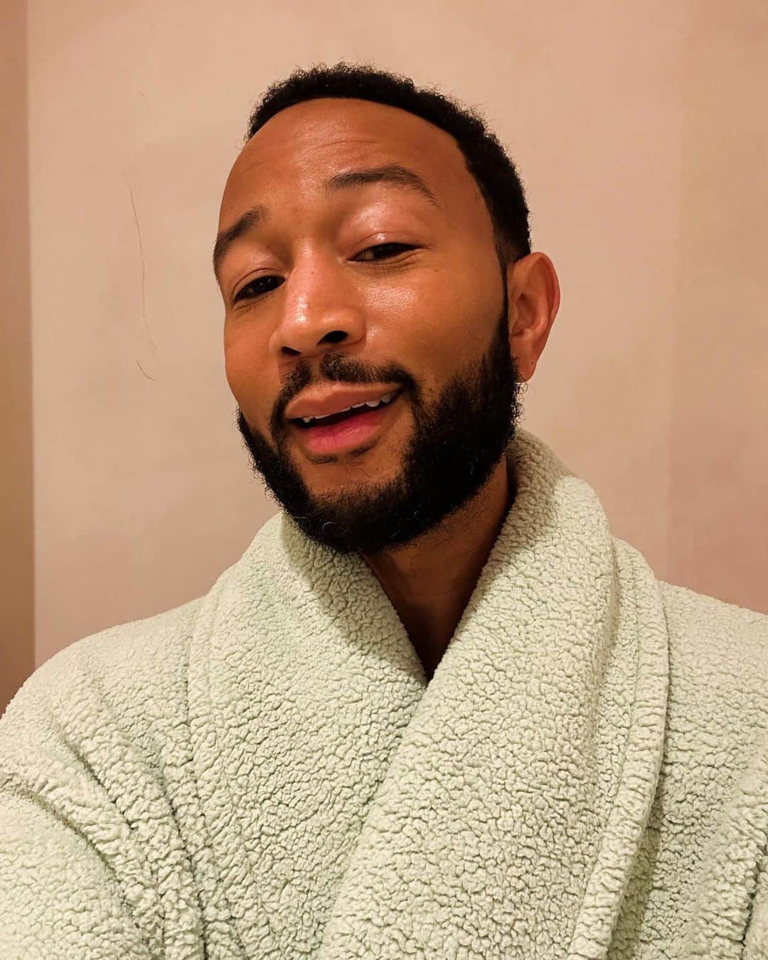 ジョン・レジェンドのインスタグラム：「The flavor of the night is pistachio. I love these new robes, @cravingsbychrissyteigen!」