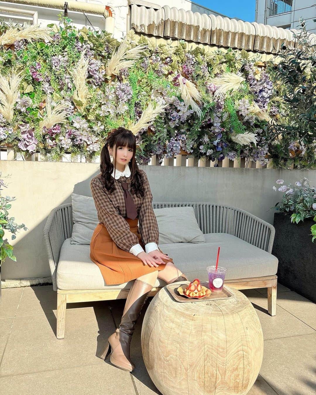 伊藤芽衣さんのインスタグラム写真 - (伊藤芽衣Instagram)「先日、 GALAXY原宿の2Fにある harajuku cafe に @harajukucafe_  ⁡ 咲姫ちゃんと行きました♡ ⁡ テラスが とてもかわいかったので お写真アップします！ ⁡ （行った時間がまぶしすぎて、 こちらでの 撮影は断念しちゃったのだけど＊） ⁡ 原宿のかわいい 穴場カフェ探すのには 定評があります♡笑 ⁡ 室内の様子は また改めてpostします♡ ⁡ #harajukucafe #原宿カフェ  #galaxycafe  #galaxy」11月15日 12時58分 - itoumei