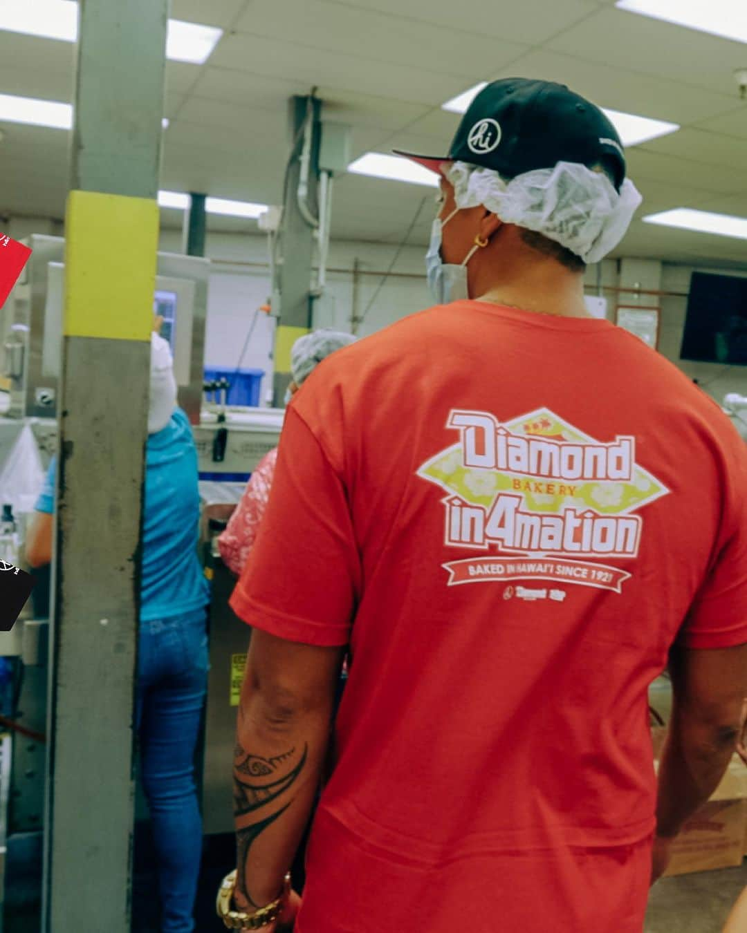 インフォメーションさんのインスタグラム写真 - (インフォメーションInstagram)「DIAMOND BAKERY X IN4MATION   This Friday we will be dropping a collection with Hawai”I originals @diamondbakeryhawaii . A few snapbacks, several tees , button up , kids snapback and tee combination , Royal creme inspired coasters and to round it off a custom cookie jar will be available in celebration of this historic collaboration.   Dropping Online this Friday November 17th at 8am Hst.   Pop Up Early Release of the Diamond Bakery x In4mation Collaboration Collection ** First 12 People in line will receive a special gift **  Friday November 17th  at Diamond Bakery 756 Moowaa St, Honolulu, HI 96817 From 10AM to 2PM  Photo @borttheafrican Model @mangomeow」11月15日 12時59分 - in4mation_