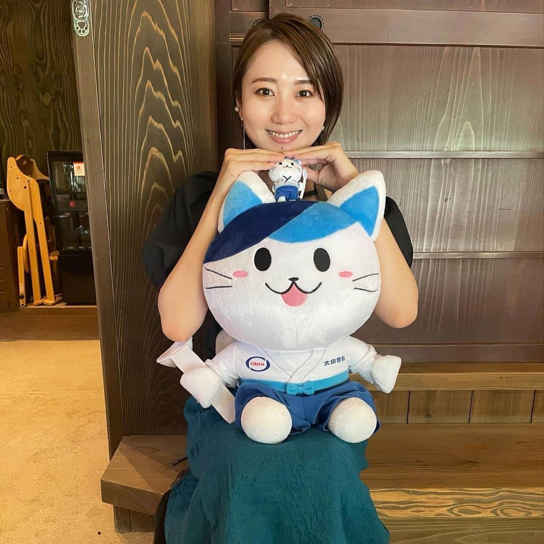 尾崎ななみのインスタグラム：「#番組出演  #三重県  #太田胃散 の公式チャンネル出演。オフショット📸  ㅤㅤㅤㅤㅤㅤㅤㅤㅤㅤㅤㅤㅤㅤㅤㅤㅤㅤㅤㅤㅤㅤㅤㅤㅤㅤㅤㅤㅤㅤㅤㅤㅤㅤㅤㅤㅤㅤㅤㅤㅤㅤㅤㅤㅤㅤㅤ公式キャラクター・太田胃にゃん可愛かったー♡  太田胃散 🔍にゃんにゃんクッキング 三重県  ヒオウギ貝とあおさのアヒージョ作り楽しかったなぁ🤩 ㅤㅤㅤㅤㅤㅤㅤㅤㅤㅤㅤㅤㅤㅤㅤㅤㅤㅤㅤㅤㅤㅤㅤㅤㅤㅤㅤㅤㅤㅤㅤㅤㅤㅤㅤㅤㅤㅤㅤㅤㅤㅤㅤㅤㅤㅤ ㅤㅤㅤㅤㅤㅤㅤㅤㅤ 休憩時には、太田胃にゃん中サイズ、小サイズも座っててきゅん🥹🤍  ㅤㅤㅤㅤㅤㅤㅤㅤㅤㅤㅤお土産に頂いたお人形はいとこのチビちゃんへ。 胃薬は私の必需品なので、めちゃ嬉しい！笑 (胃酸出やすく、胃が痛くなりがち)  6枚目の動画は、控え室の隅にいた子。 何がいるのかと思ったら…段ボールから脱走かな？♡  ㅤㅤㅤㅤㅤㅤㅤㅤㅤㅤㅤㅤㅤㅤㅤㅤㅤㅤㅤㅤㅤㅤㅤㅤㅤㅤㅤㅤㅤㅤㅤㅤㅤㅤㅤㅤㅤㅤㅤㅤㅤㅤㅤㅤㅤㅤㅤ  ㅤㅤㅤㅤㅤㅤㅤㅤㅤㅤㅤ  #三重県#伊勢志摩#志摩市#伊勢志摩グルメ#ヒオウギ貝#あおさ#アヒージョ#クッキング動画#YouTube#尾崎ななみ#伊勢志摩アンバサダー」