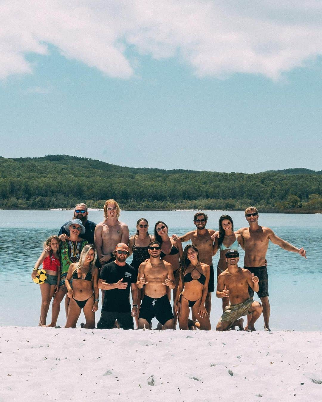 Rachel Apollonioさんのインスタグラム写真 - (Rachel ApollonioInstagram)「Carrossel de mais um verdadeiro paraíso na Austrália: Fraser Island 🥹 Saindo de Noosa pegamos o Ferry pra essa ilha com o pessoal da @kgarifraserisland @dropbearadventures que tem toda a estrutura dos carros (4X4 pra poder andar na maior ilha de areia do mundo… ), acomodação e tbm levaram a gente nos lugares mais lindos…  Entre praias e florestas, teve muito pique nique no carro, vimos muitos dingos, nadamos em agua salgada e depois agua doce.. tudo isso ma companhia de pessoas muito legais!  Foi muito especial. Agora nossa próxima parada vai ser Byron Bay e Gold coast area!  Está sendo demais! @thelocaleyeshow  Photos @francobota e @m_ogoshi」11月15日 13時04分 - rachelapollonio