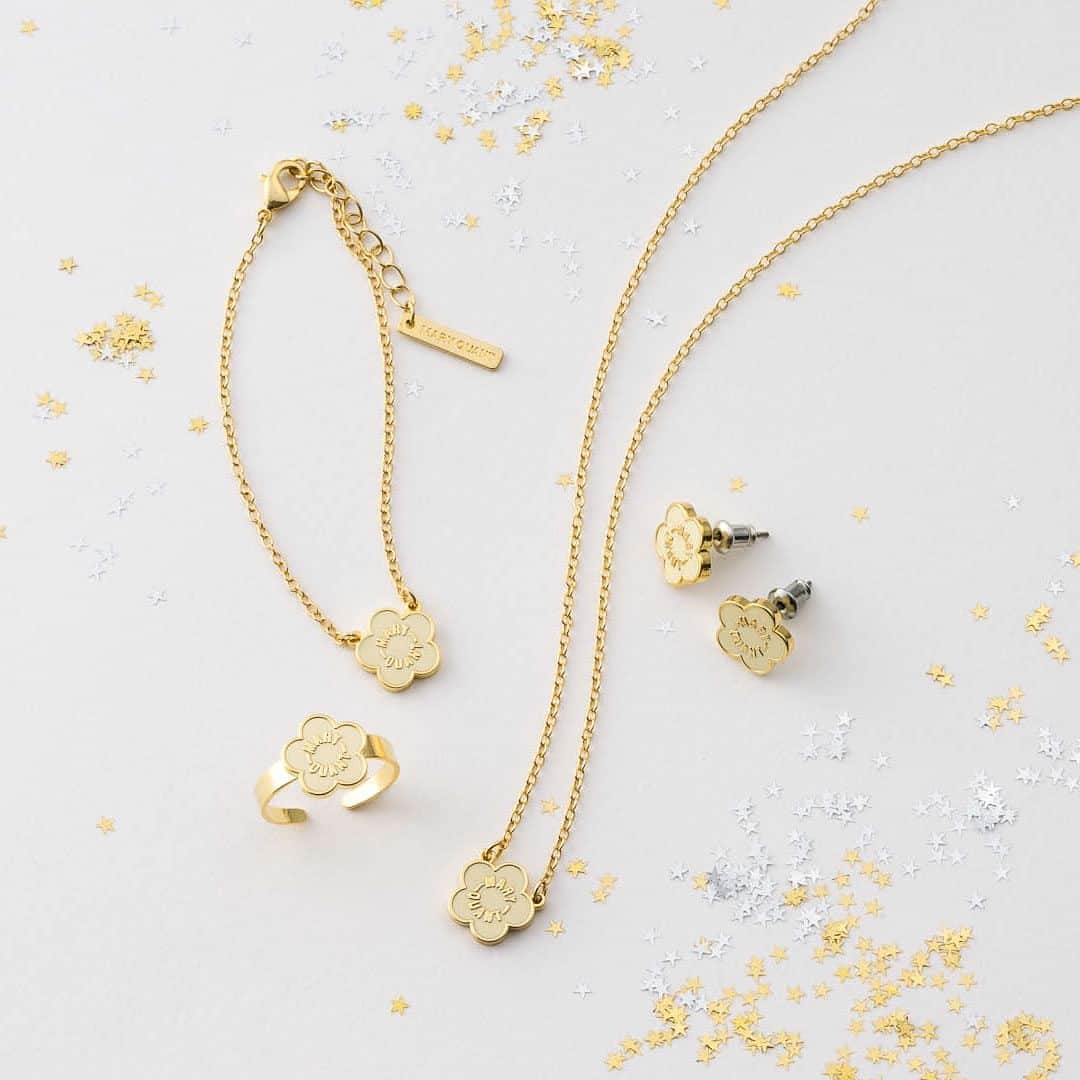 MARY QUANT officialのインスタグラム：「- #センターロゴエポピアス #センターロゴエポネックレス #センターロゴエポブレスレット #センターロゴエポリング - 11/30まで！ オンラインショップにて送料無料キャンペーン実施中 ※全てのお買い物が対象 - #MARYQUANT #2023WINTER #NEWITEMS #FASHION - #マリークヮント #ピアス #ネックレス #ブレスレット #リング #アクセ #アクセサリー」
