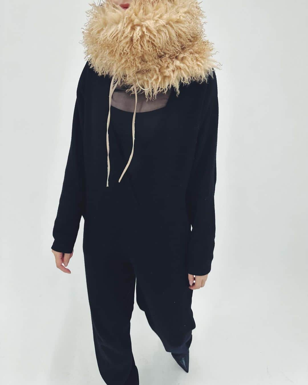 エディットフォールルのインスタグラム：「. PROVOKE fakefur cape 11.16 11:00 new in   fakefur cape col:brown,blue ¥14,300 tax in  ふわふわでとても軽く、デイリーに使いやすいフェイクファーケープ。 ウェーブのかかった毛足のファーなので、カジュアルな印象でデイリーに使いやすいアイテムです。  コートの上からも、カットソーやシャツの上に巻いても可愛いです。」