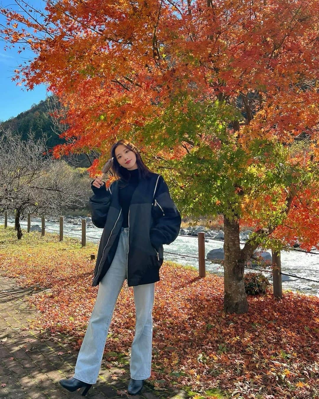 益田アンナさんのインスタグラム写真 - (益田アンナInstagram)「道の駅　南飛騨はなもも  紅葉の絨毯が綺麗だった🍁 五平餅が絶品すぎたよ☺️  #飛騨小坂#飛騨#下呂グルメ#道の駅南飛騨小坂はなもも」11月15日 13時06分 - anna_masuda