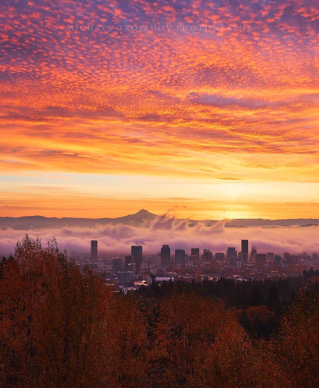 Portlandのインスタグラム：「INCREDIBLE Fall Sunrise over downtown PDX.   Keep tagging us in you photos and stories to be reposted.   📸 @miketrof   #portland #pdx #fall #fallcolors #portlandnw」