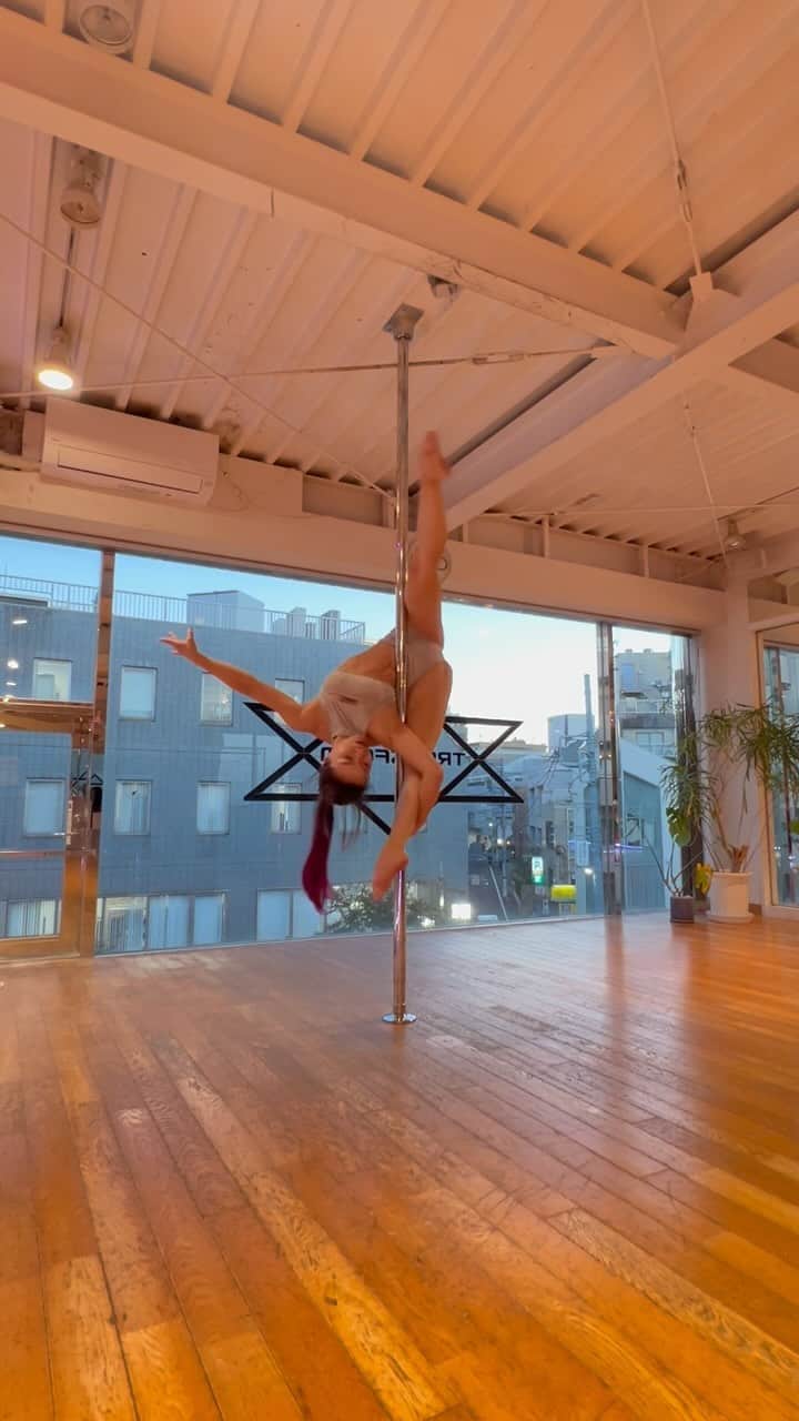 坂井絢香のインスタグラム：「Spinning pole routine🌐  #pdpices  Wearing @bobbyfit_   #pdtricks  #poledance #ポールダンス　 #spinningpolecombo #spinningpole」