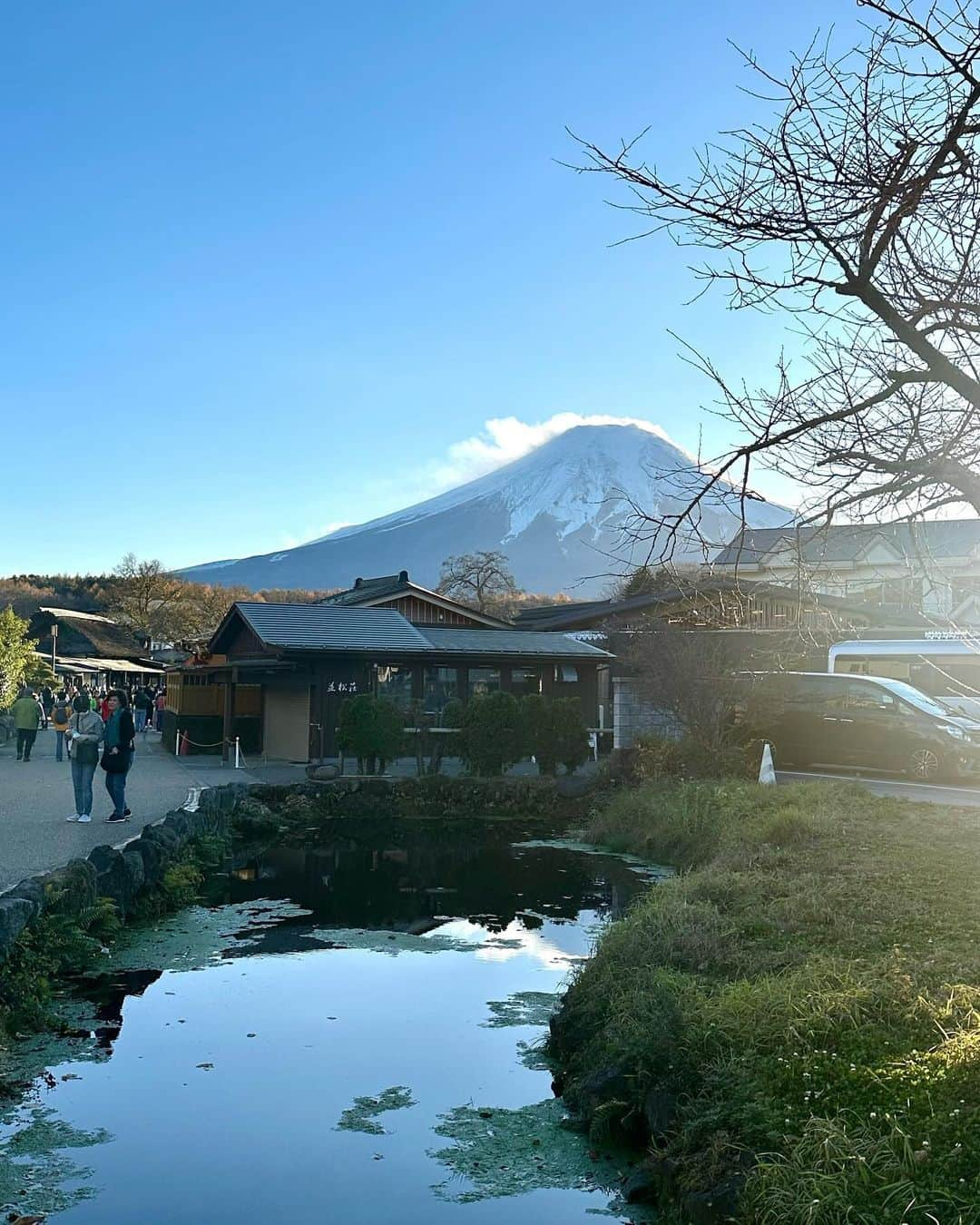 林家あずみさんのインスタグラム写真 - (林家あずみInstagram)「1年に1回くらいしか夫との休みが合わせられずなかなか旅行に行けませんが、やっと行けました✨ 山梨県で『忍野八海』の綺麗なお水を見ながら心まで綺麗になった気がしました、、、、、 それは無いかっ😂 綺麗な景色の写真載せさせてもらいまーす✨  #山梨県 #忍野八海 #林家あずみ」11月15日 13時17分 - kurohime424