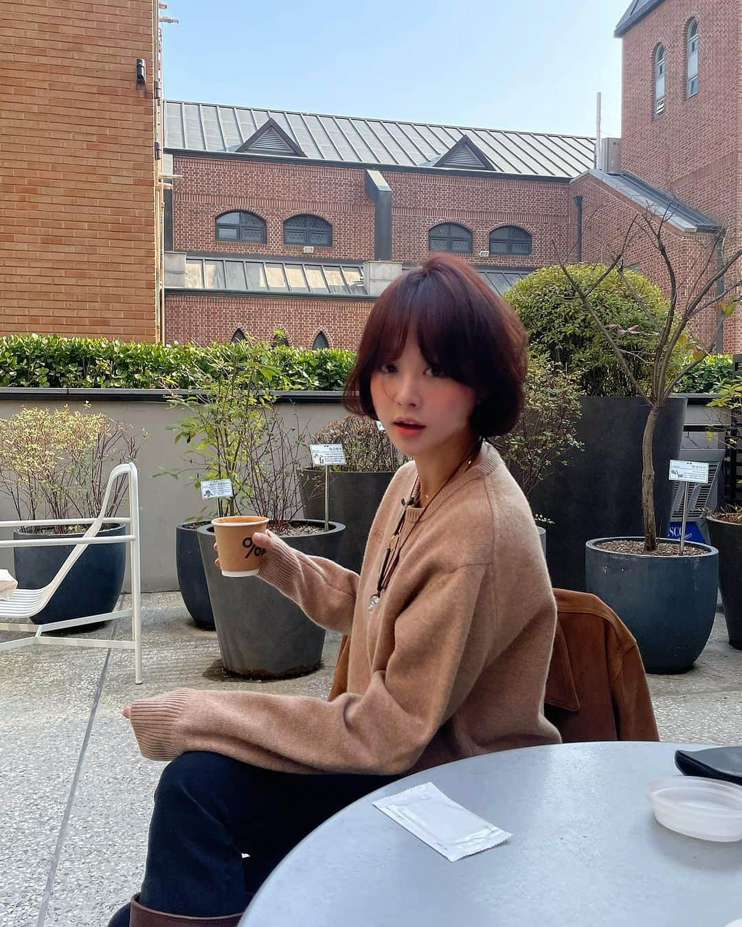 イム・ジヒョンのインスタグラム：「언니랑 어제밤에 헤어지고 오늘 아침에 다시만나서 모닝커피🤭🥐🤎ㅋㅋㅋ 근데 있자나여 한남동 사시는분들...아라비카 뺑오쇼콜라... 드시지마세여...이거 하나로 안 끝나여...ㅈㅁㅌ....🥹🥐🤎🤎🤎  #한남동카페 #아라비카」