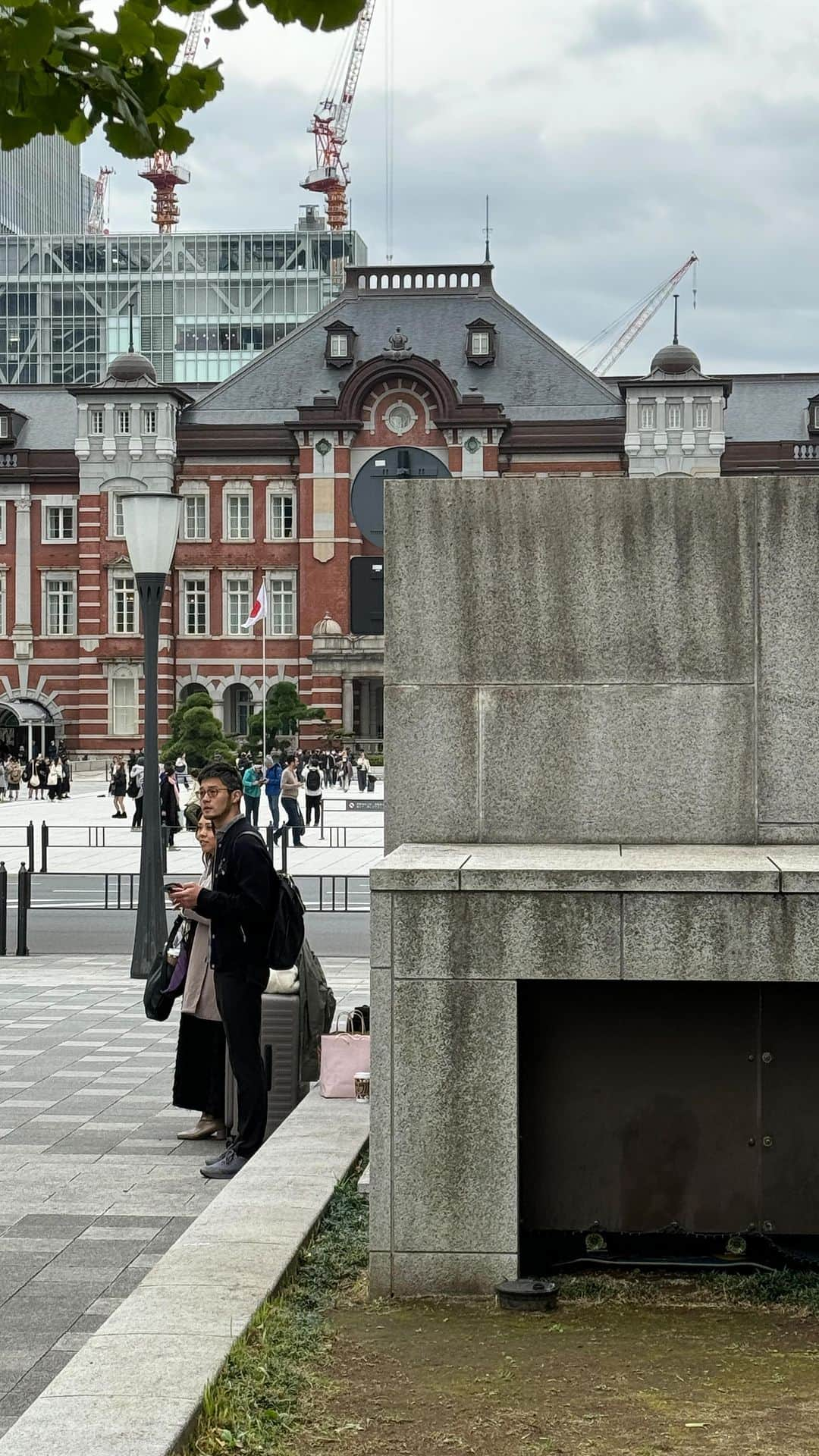 トニー・ホークのインスタグラム：「I just left my skateboard by Tokyo Station. Finders keepers. Reply with the hashtag I wrote on the griptape if you get it. Sayonara! 🛹✌🏽🇯🇵 Update: FOUND by @shu.ishizaka」