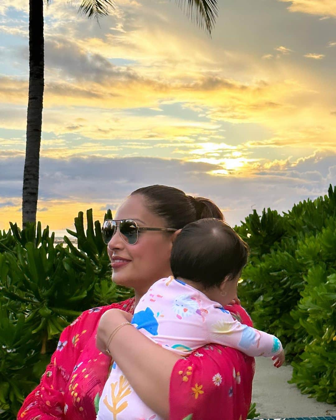 ビパシャ・バスーさんのインスタグラム写真 - (ビパシャ・バスーInstagram)「Counting colours of nature with my Cub ❤️🧿She is so much in awe of the beauty of the sun , sky , water and plants ❤️🙏  Hope we have the awareness to sustain this beauty for the generations to come ❤️🙏 #monkeylove #deviturnsone」11月15日 13時24分 - bipashabasu