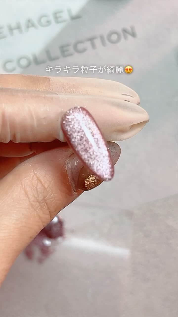 agehaのインスタグラム：「ネイルエキスポ先行発売 セット以外の新商品をご紹介します♡  ◉ミニ計量スプーン ◉ミキシングカスタムジェル大容量 ◉剥がせるパレット ◉MAG＃9.5  プロのネイリストさんが マグネットやグリッターを オリジナルで作るのには、 理由があります^ ^  セルフネイリストさんも 最近はレベルが高いですよね！ プロとセルフの技術面の差とは？^ ^  プロのネイリストさんが 長く続けるためのステップは 想像を形にする経験を増やす事！  簡単、手軽だけにとらわれず 難しい、手間がかかる なども楽しむことが出来るかが キーワードとなりそうですね。  カスタムも技術です。  やってみたら、色々生み出せる人に なっていく。  私が実体験してきた事だから おすすめしていきたいと思います^ ^  0から1を作って ネイリストさんのレベルアップになるように agehagelは楽しみながら 経験、勉強にもなる製品を 作って行けたらと思います^ ^ #agehamagパウダー  #agehagel   ◾️ネイルエキスポ2023情報◾️ 東京ビックサイト #agehaデモンストレーション  ネイルラボ　agehaブース内にて イベント限定価格にて新商品発売♡ ◉11月19日(日)  1回目 12:00〜start 2回目 15:00〜start ◉11月20日(月)  1回目 11:30〜start 2回目 14:30〜start agehaデモステージにて お待ちしてます♪」