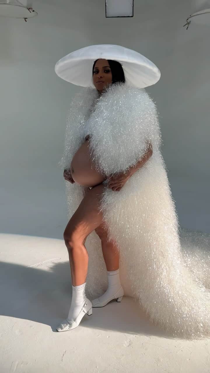 シアラのインスタグラム：「Sixteen Looks for the Book 💅🏽」