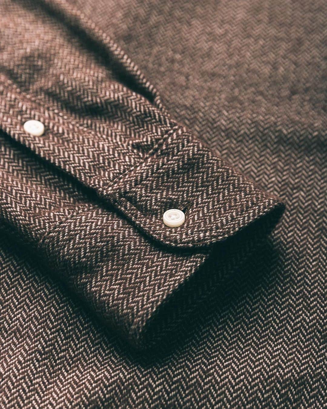 ギットマンブラザーズさんのインスタグラム写真 - (ギットマンブラザーズInstagram)「Warp Weft Wednesday is back for another in-depth look at one of our favorite FW23 fabric groups. This week, we’re talking Herringbone Flannels.  . First thing’s first, the specs. Our Japan-woven Herringbone Flannel fabrics feature a 6.6oz 100% cotton twill construction with a double brushing process for increased softness and warmth. A yarn-dyed weft creates the base color for each fabric, while undyed warp yarns create contrast and highlight the herringbone weave structure throughout. . Herringbone is one of those perfect designs that leverages function from its form. The fabric’s zig-zagging motif not only adds visual texture, but its primary function is actually about structural integrity. Essentially, its syncopated weave structure evenly distributes stress between threads and increases friction within the fabric. By increasing friction, individual threads bear less of a burden, and the fabric becomes more durable overall. . This exact quality has long made herringbone a favored fabrication method beyond just fabrics. Perhaps most notably, a herringbone brick pattern is used in the internal structure of Brunelleschi’s Duomo in Florence, Italy. Herringbone is also used in brick roads, wooden floors, and other applications that balance elegance with structural integrity. . Most importantly for us, however, is that our Herringbone Flannels function wonderfully as shirt fabrics. Specifically, the fabric’s internal structure also creates a perfect drape. All of that internal friction forces the fabric to fall cohesively, allowing it to wear well on its own or as a layer. . And with such great characteristics, we sourced four rich earth tones that are endlessly wearable, both with other shirts or on their own. Each color is available in our standard button-down model and through our Made To Order program. Please reach out to request swatches #MadeInUSA」11月16日 0時17分 - gitmanvintage