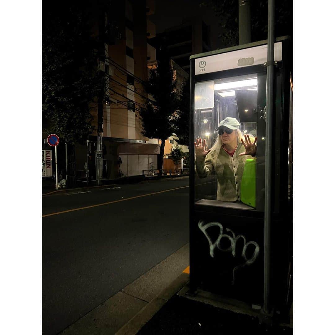 イマイアキノブのインスタグラム：「ⵞ 公衆電話機  最後に使ったのはいつだったろうか 未だ携帯電話機を持たない友人 知人もいるけど 通話に苦労することも多いだろな 公衆電話機 現在 その総数 約12万台 ピーク時の1984年が約93万台 いわゆる 電話ボックス は その数 もっともっと少ないぜ あぁ 無性に電話ボックスに入りたくなった  行ってきます」