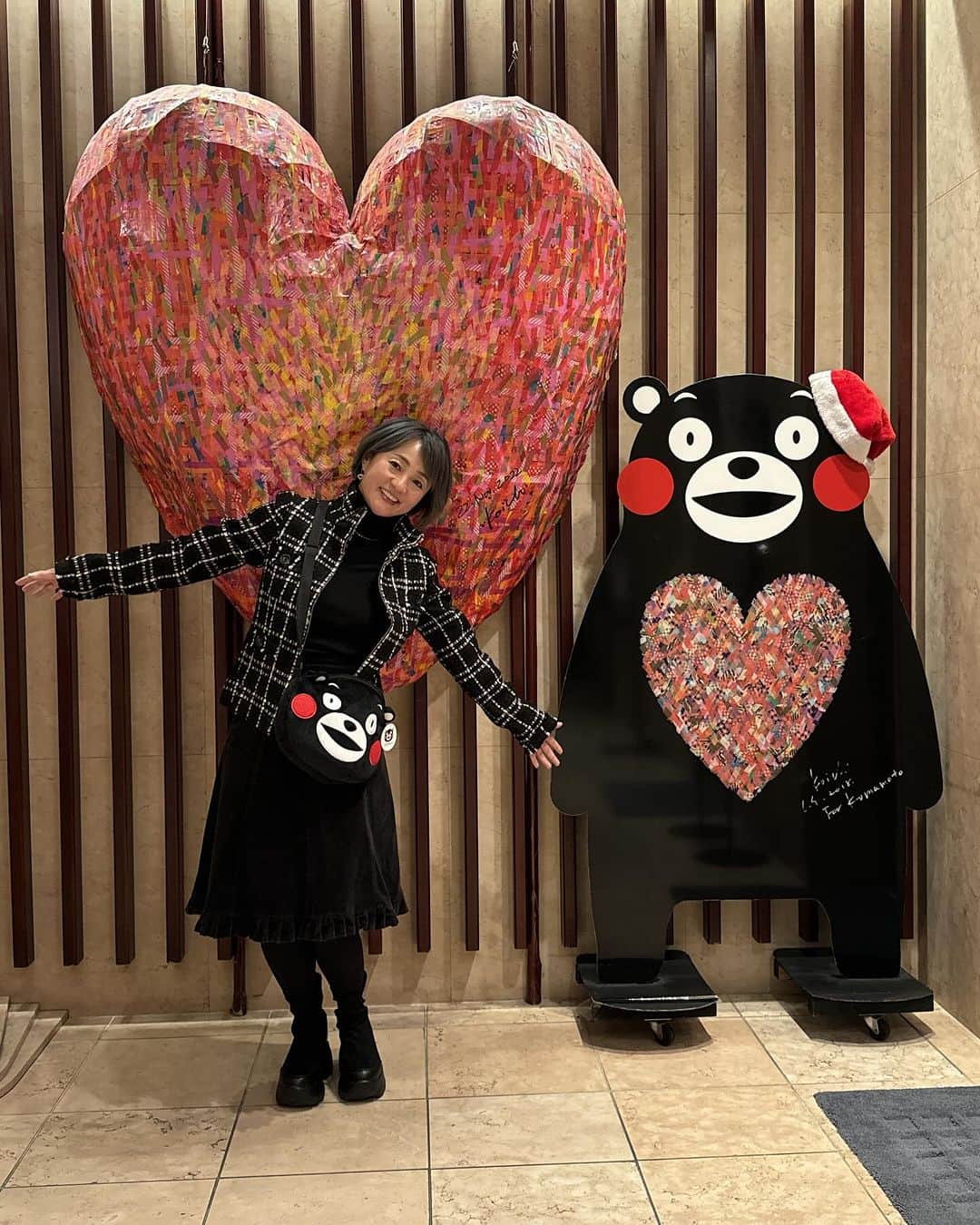 橋本志穂のインスタグラム：「どこに飛んできたかって言うと、ここ！ 部長〜お久しぶりですっ‼️  #くまモン部長  #熊本」