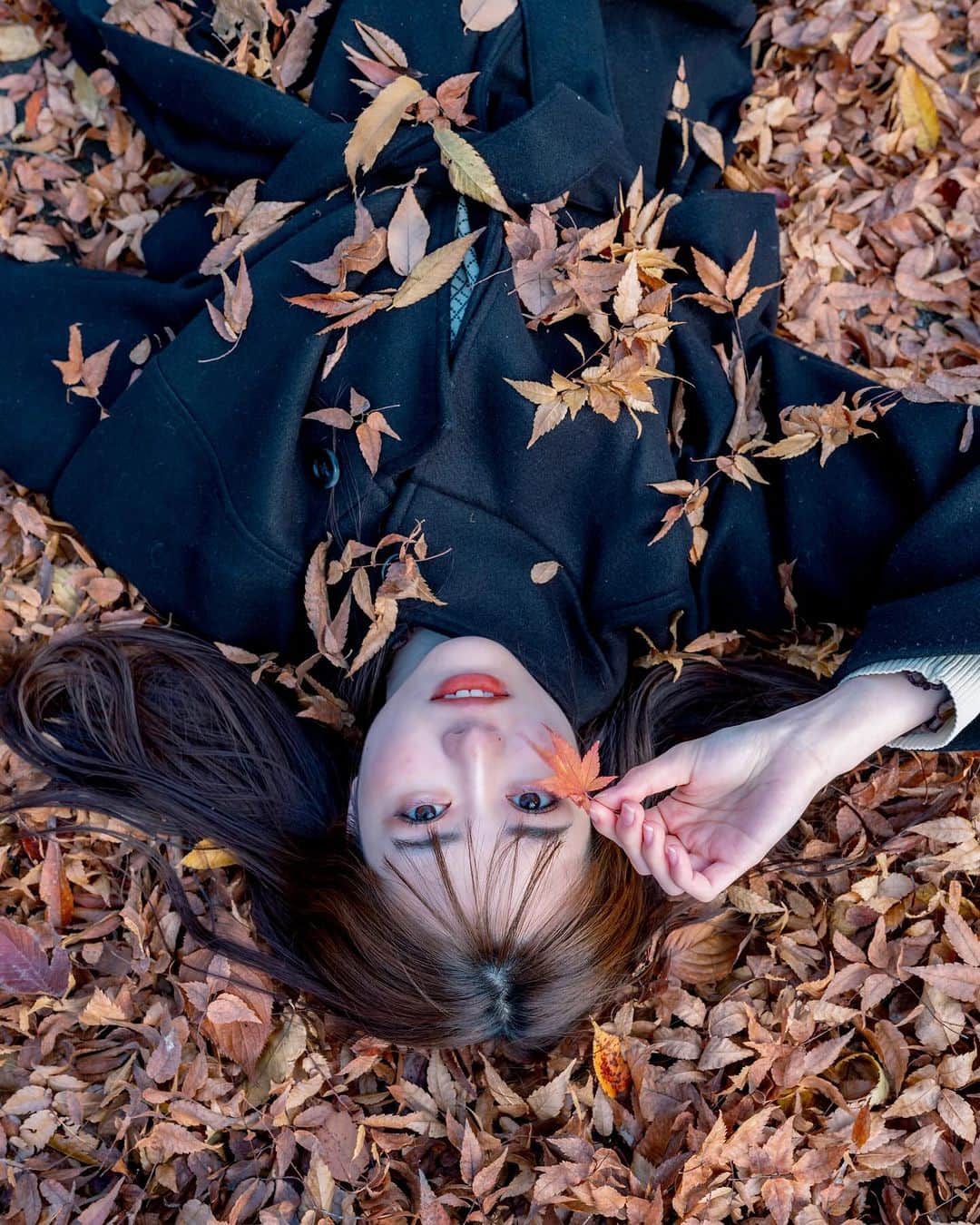 shabonのインスタグラム：「* . . . . . 落ち葉まみれ🍂 . 落ち葉のおふとん 気持ち良さそうだったなぁ🥹🍁 . . model : @symt_mio  . . FUJIFILM GFX50S II /  GF45mm F2.8 R WR . . . . . . *」