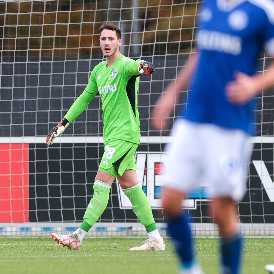 シャルケ04のインスタグラム：「Es steht 0:0 zur Halbzeitpause ⏸ #PSVS04  . . #S04 #Schalke04 #PSV #PSVEindhoven #Testspiel #Knappen #Königsblau #EinLebenLang #🔵⚪」