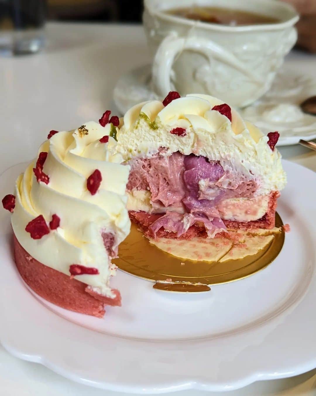 Li Tian の雑貨屋さんのインスタグラム写真 - (Li Tian の雑貨屋Instagram)「[📌 PENANG] first pastry visit and i think we stepped on a landmine #踩地雷 😆😬 If u know what that means in chinese. Quite a major letdown given that the Google reviews were so high..and would be good if they could also indicate the price on the item tag.   #dairycreameatsmy #penang #desserts #pastries #malaysia」11月15日 22時53分 - dairyandcream