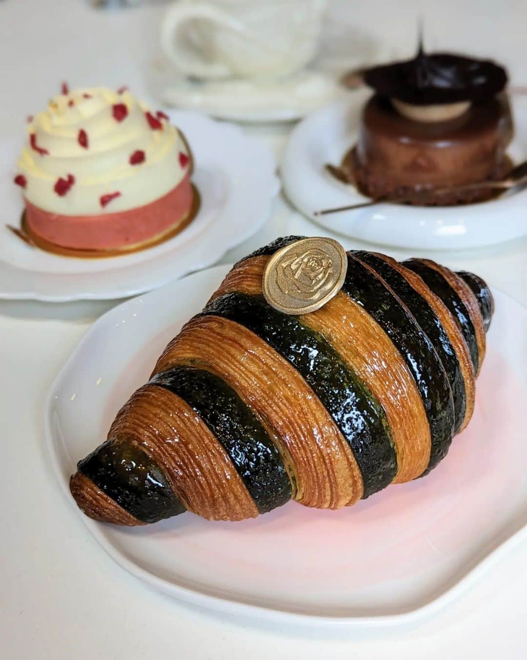 Li Tian の雑貨屋さんのインスタグラム写真 - (Li Tian の雑貨屋Instagram)「[📌 PENANG] first pastry visit and i think we stepped on a landmine #踩地雷 😆😬 If u know what that means in chinese. Quite a major letdown given that the Google reviews were so high..and would be good if they could also indicate the price on the item tag.   #dairycreameatsmy #penang #desserts #pastries #malaysia」11月15日 22時53分 - dairyandcream