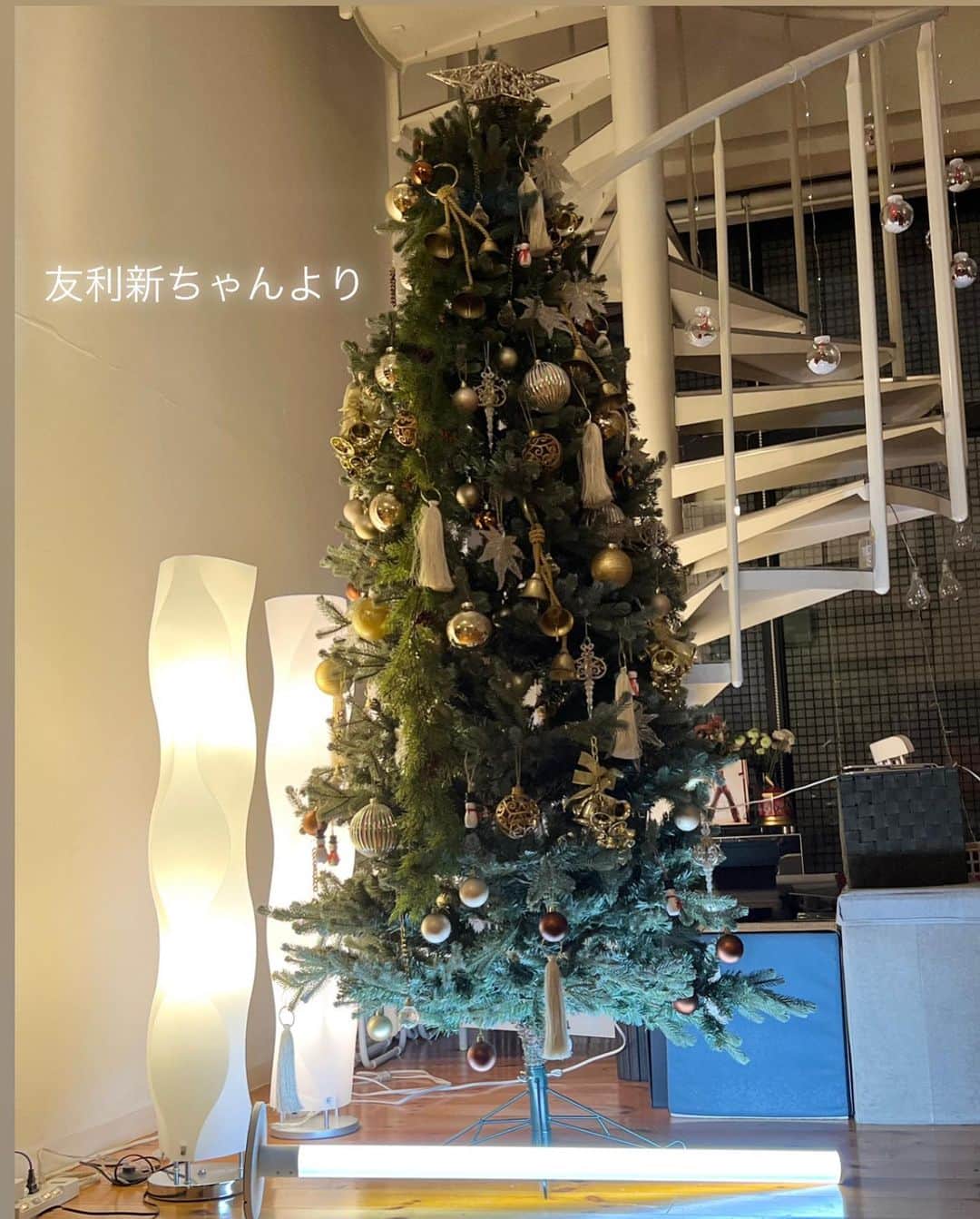 樫木裕実のインスタグラム：「一足先にstudiocはクリスマスツリーを 飾りました。 このクリスマスツリーは実は @aratatomori 友利新先生 新ちゃんが昨年のクリスマスにお家に飾ったツリーを 譲り受けたものなんです。 何て大きな豪華なツリーなんでしょう😭💕 この日を本当に楽しみにしていました。 嬉しくてたまりません🥰  毎年スタジオがクリスマスツリーを飾り その後に介護施設などにツリーがいくのを知って 新ちゃんがそれは素敵なことだと 今年スタジオに譲ってくれたのです。 ありがとう💕  このツリーを飾るのに今日レッスンの後に 残っていたメンバーも一緒に飾り付けしてくれました。 みんなでキュンキュンしながら💕 2023の真心溢れたクリスマス月間も楽しみたいと思います。  #友利新ちゃん #クリスマスツリー2023 #真心のクリスマスツリー #studioc #ボディメイク #樫木裕実」