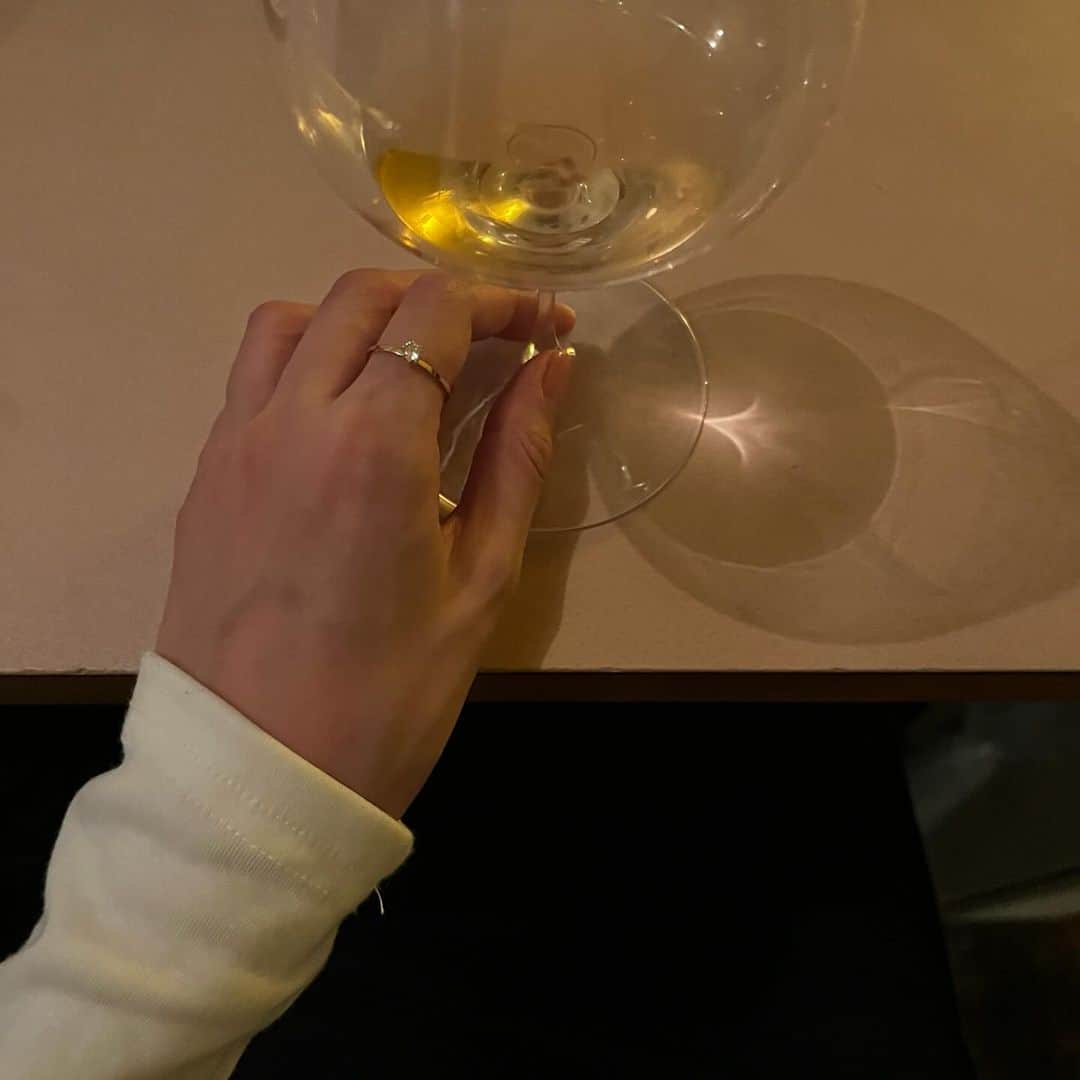 shchonn0604のインスタグラム：「. おしゃれナイト🌛🥂✨ アクセサリーは全部 @apire.officialshop  お揃いのネックレスとリング一緒につけたら もっと可愛くなってお気に入り☺️🤍 #アクセサリー#apire」