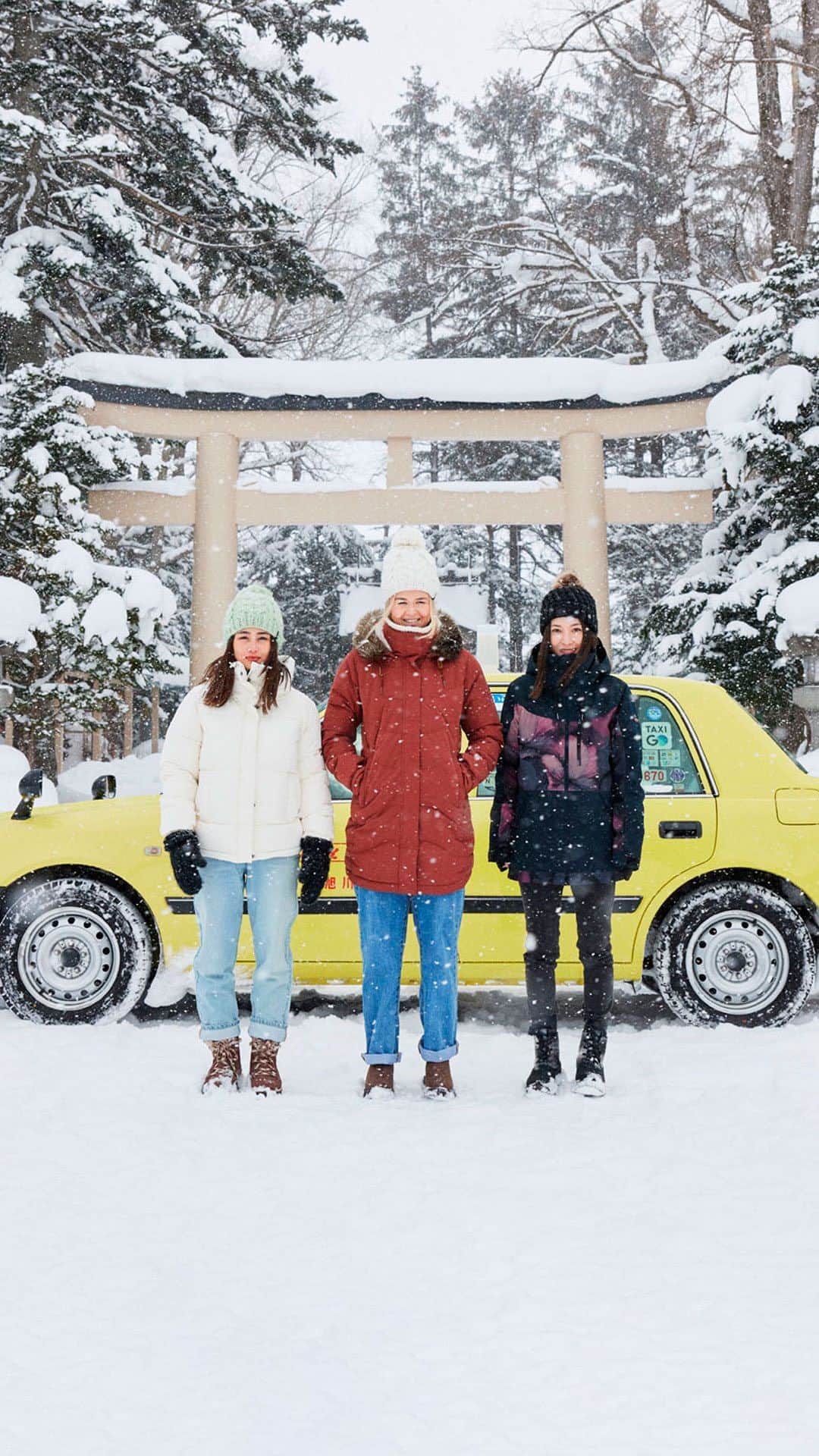 岩垂かれんのインスタグラム：「@miffrennie @reimikusunoki & @kareniwadare staying warm in style. Discover ROXY WARMLink 🔥🌡️ an innovative technology that blends seamlessly into your outerwear, so you can take control of your comfort level this season.」