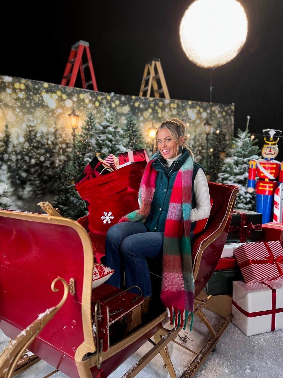 キャンディス・キャメロン・ブレのインスタグラム：「I mean who wouldn’t want a puppy for Christmas 😉…but the real question is…what do YOU want for Christmas 🎄✨❤️ tell me in the comments below!!  Watch all new Christmas movies on Great American Family and text the word CHRISTMAS to 877-999-1225 to find the channel for your provider! #greatamericanfamily」