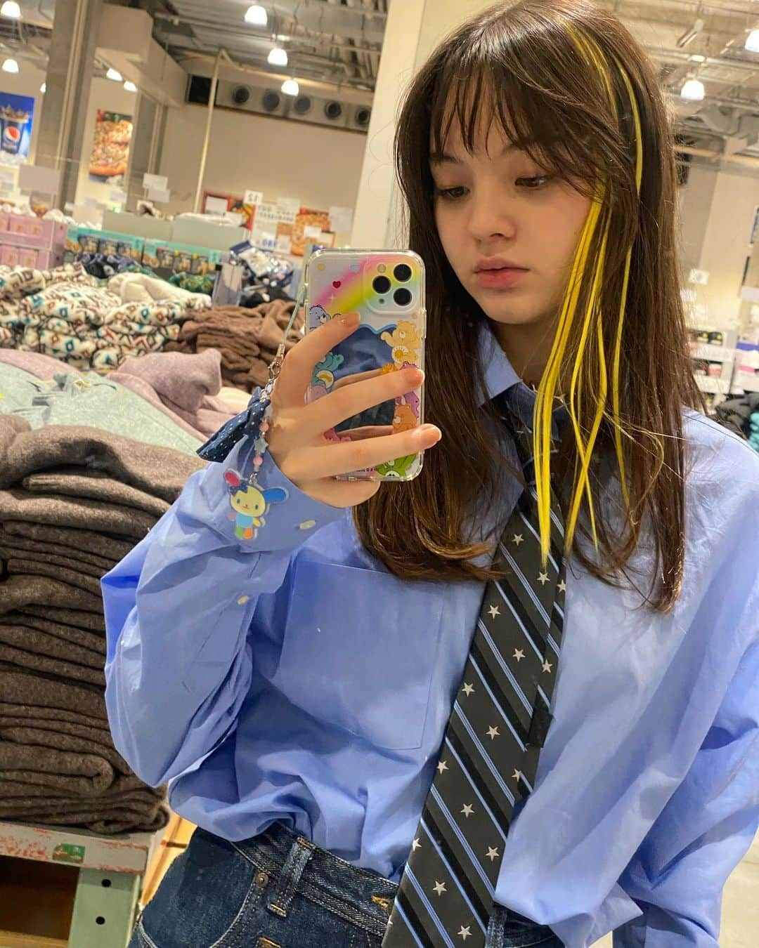 藤田エミリさんのインスタグラム写真 - (藤田エミリInstagram)「⭐️👔🎀👖🦴☁️  古着屋さんで買った☆ネクタイと @hm の🦴ボーンチョーカー。携帯ケース、うさはなとけあべあの組み合わせ可愛くない？？ ฅ(̳•·̫•̳ฅ)♡」11月15日 23時05分 - 7_emil_y