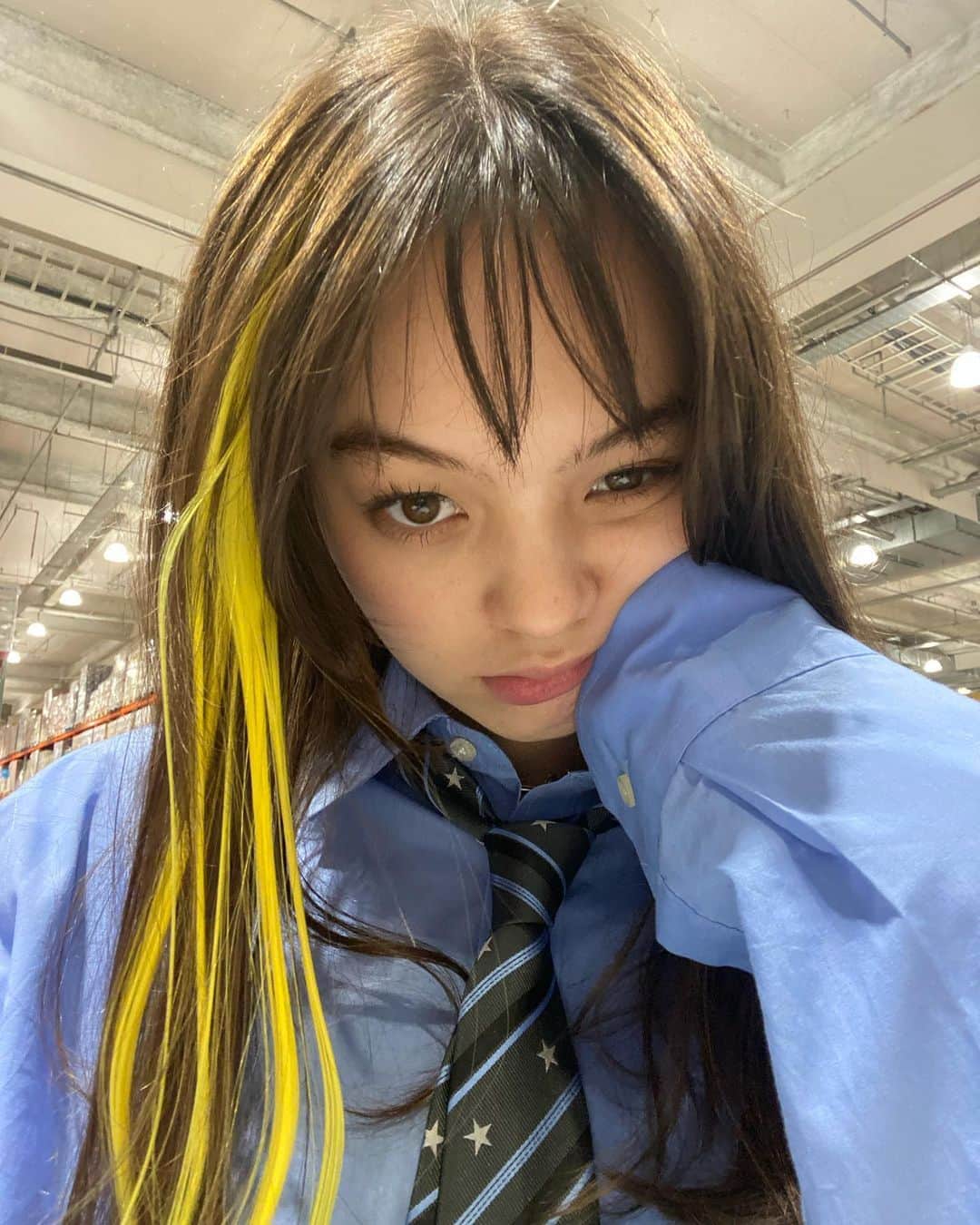 藤田エミリのインスタグラム：「⭐️👔🎀👖🦴☁️  古着屋さんで買った☆ネクタイと @hm の🦴ボーンチョーカー。携帯ケース、うさはなとけあべあの組み合わせ可愛くない？？ ฅ(̳•·̫•̳ฅ)♡」