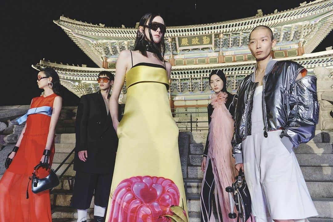 V Magazineさんのインスタグラム写真 - (V MagazineInstagram)「Pack your bags, V is cruising around the world!  Earlier this spring, @gucci transported the runway to the historic Gyeongbokgung Palace in Seoul, Korea to debut the house's Cruise 2024 collection. The looks graced down the runway against the breathtaking backdrop of the Seoul skyline, featuring everything from refined tweed jackets with biker shorts to elegant gowns layered over neoprene base layers—a stylish nod to the windsurfers and jet-skiers on the Han River. Just moments before the show, V captured our favorite looks from the collection in front of the palace.  Want to see more of our favorites from this year's cruise collections? Head to the link in our bio to discover our picks.  — From V145 Winter 2023 Issue Photography @pakbae Fashion Director @gro.curtis.studio  Fashion @selnmcglx  Makeup @joel_babicci / @koseikitada for @thomasdekluyver Hair @nathanjasztal / @christelman_au Manicure @ncnails__ / @jennynails  Production @gucci @odda360 Models @xumeen (@gost_agency) / @hyunhyunhyun_0821 (@kplus_official) / @leoniesteffen_ (@fabbrica.milano) / @lms_lee (@gost_agency)」11月15日 23時06分 - vmagazine