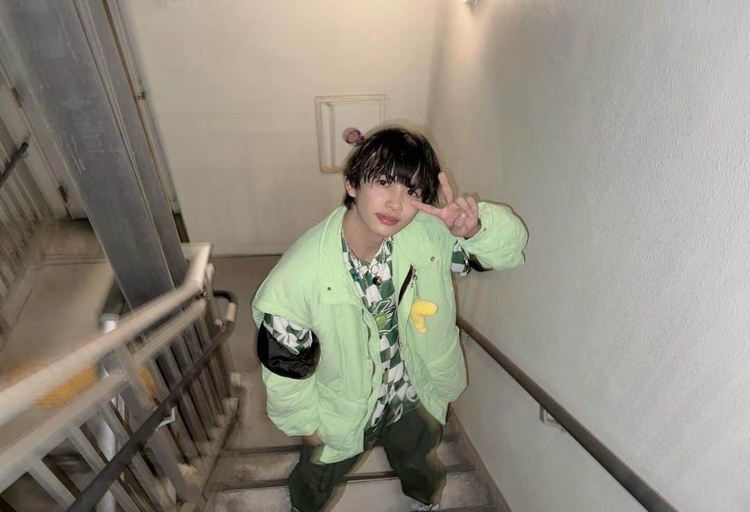 草川直弥のインスタグラム：「☻ Mフェスありがとうございました😊  いやー初地上波での生パフォーマンス沁みたね 来てくれたSWAG、お家から仕事場から学校から色んなところから応援してくれたSWAGありがとう。 凄い力になったよ！！！  そして改めてテレ東さん60周年おめでとうございます🎉  いやー緊張した😳 #ONENONLY#ワンエン#NAOYA」