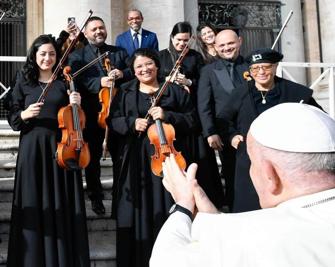 フランシスコ（ローマ教皇）さんのインスタグラム写真 - (フランシスコ（ローマ教皇）Instagram)「EN: The joy of the Gospel fills the hearts and lives of all who encounter Jesus. PT: A alegria do Evangelho enche o coração e a vida inteira daqueles que se encontram com Jesus. ES: La alegría del Evangelio llena el corazón y la vida entera de los que se encuentran con Jesús. IT: La gioia del Vangelo riempie il cuore e la vita intera di coloro che si incontrano con Gesù. FR: La joie de l’Évangile remplit le cœur et toute la vie de ceux qui rencontrent Jésus. PL: Radość Ewangelii napełnia serce oraz całe życie tych, którzy spotykają się z Jezusem. DE: Die Freude des Evangeliums erfüllt das Herz und das gesamte Leben derer, die Jesus begegnen.」11月15日 22時58分 - franciscus