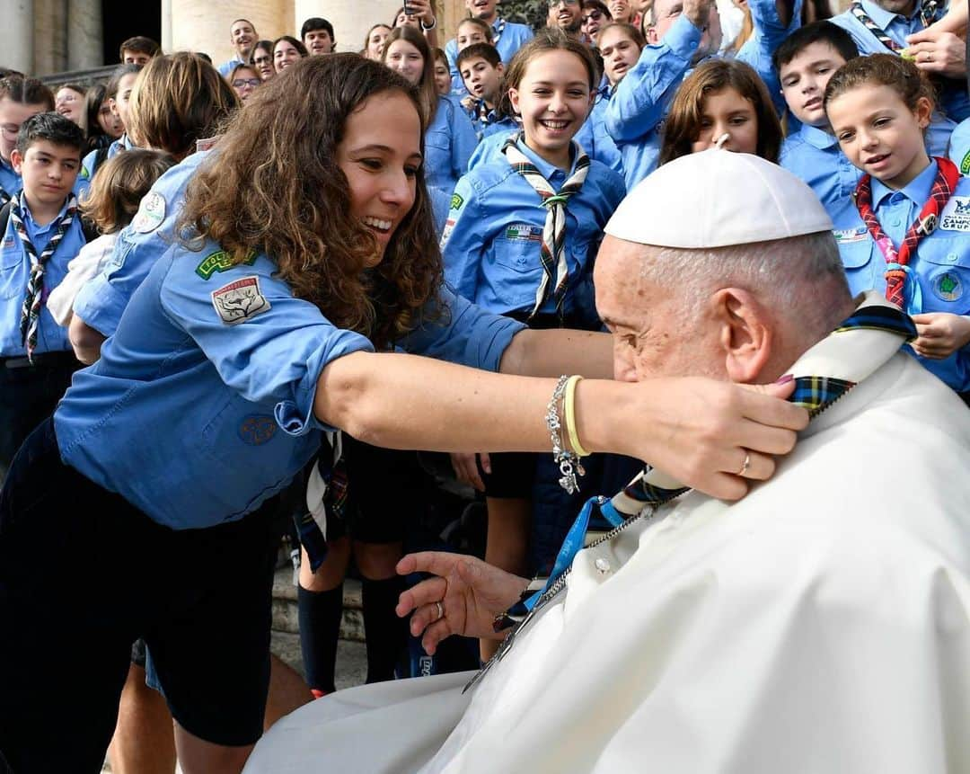 フランシスコ（ローマ教皇）さんのインスタグラム写真 - (フランシスコ（ローマ教皇）Instagram)「EN: The joy of the Gospel fills the hearts and lives of all who encounter Jesus. PT: A alegria do Evangelho enche o coração e a vida inteira daqueles que se encontram com Jesus. ES: La alegría del Evangelio llena el corazón y la vida entera de los que se encuentran con Jesús. IT: La gioia del Vangelo riempie il cuore e la vita intera di coloro che si incontrano con Gesù. FR: La joie de l’Évangile remplit le cœur et toute la vie de ceux qui rencontrent Jésus. PL: Radość Ewangelii napełnia serce oraz całe życie tych, którzy spotykają się z Jezusem. DE: Die Freude des Evangeliums erfüllt das Herz und das gesamte Leben derer, die Jesus begegnen.」11月15日 22時58分 - franciscus