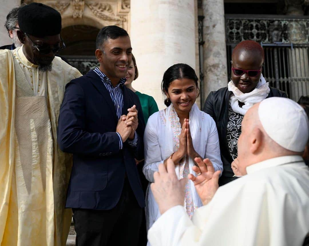 フランシスコ（ローマ教皇）さんのインスタグラム写真 - (フランシスコ（ローマ教皇）Instagram)「EN: The joy of the Gospel fills the hearts and lives of all who encounter Jesus. PT: A alegria do Evangelho enche o coração e a vida inteira daqueles que se encontram com Jesus. ES: La alegría del Evangelio llena el corazón y la vida entera de los que se encuentran con Jesús. IT: La gioia del Vangelo riempie il cuore e la vita intera di coloro che si incontrano con Gesù. FR: La joie de l’Évangile remplit le cœur et toute la vie de ceux qui rencontrent Jésus. PL: Radość Ewangelii napełnia serce oraz całe życie tych, którzy spotykają się z Jezusem. DE: Die Freude des Evangeliums erfüllt das Herz und das gesamte Leben derer, die Jesus begegnen.」11月15日 22時58分 - franciscus