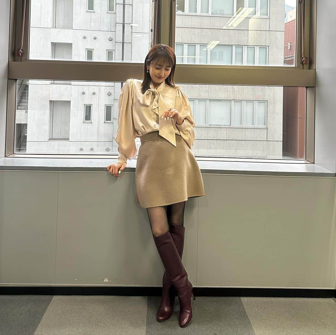 矢田亜希子さんのインスタグラム写真 - (矢田亜希子Instagram)「本日もラヴィット！ ありがとうございました‼︎ 本当楽しい2時間でしたw 卓球も楽しかった！チームプレイ！ #ラヴィット#水曜日#tbs#卓球#美味しい鰻#目玉焼きゲーム ブラウス&スカート @tarajarmon_jp ジュエリー @pomellato #ポメラート」11月15日 22時59分 - akiko_yada